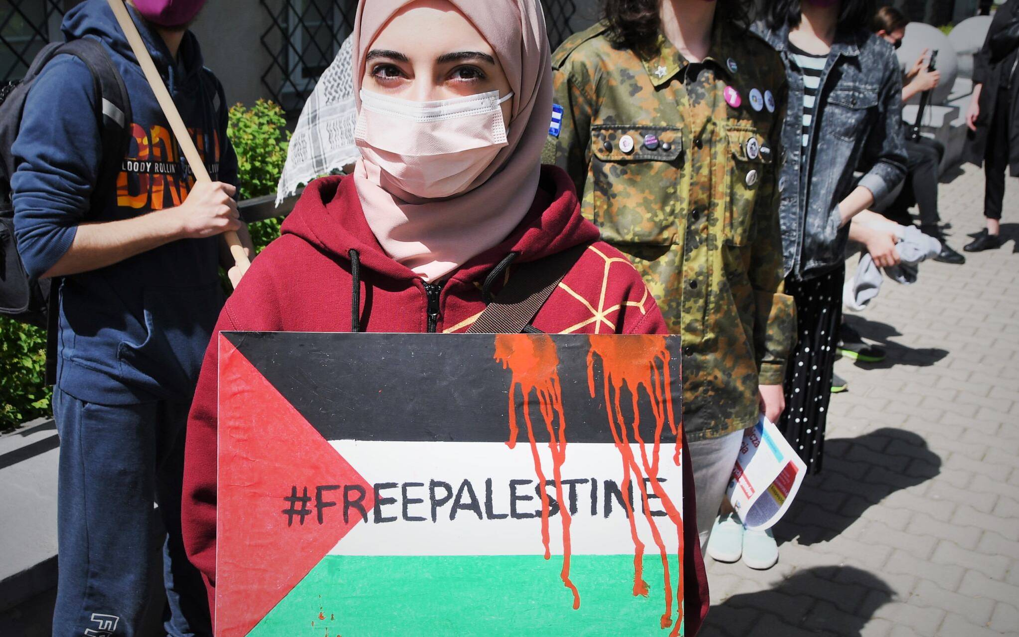 Warszawa, 15.05.2021. Protest pod ambasadą Izraela. Uczestnicy wyrażają solidarność z Palestyńczykami i sprzeciwiają się działaniom Izraela w Strefie Gazy