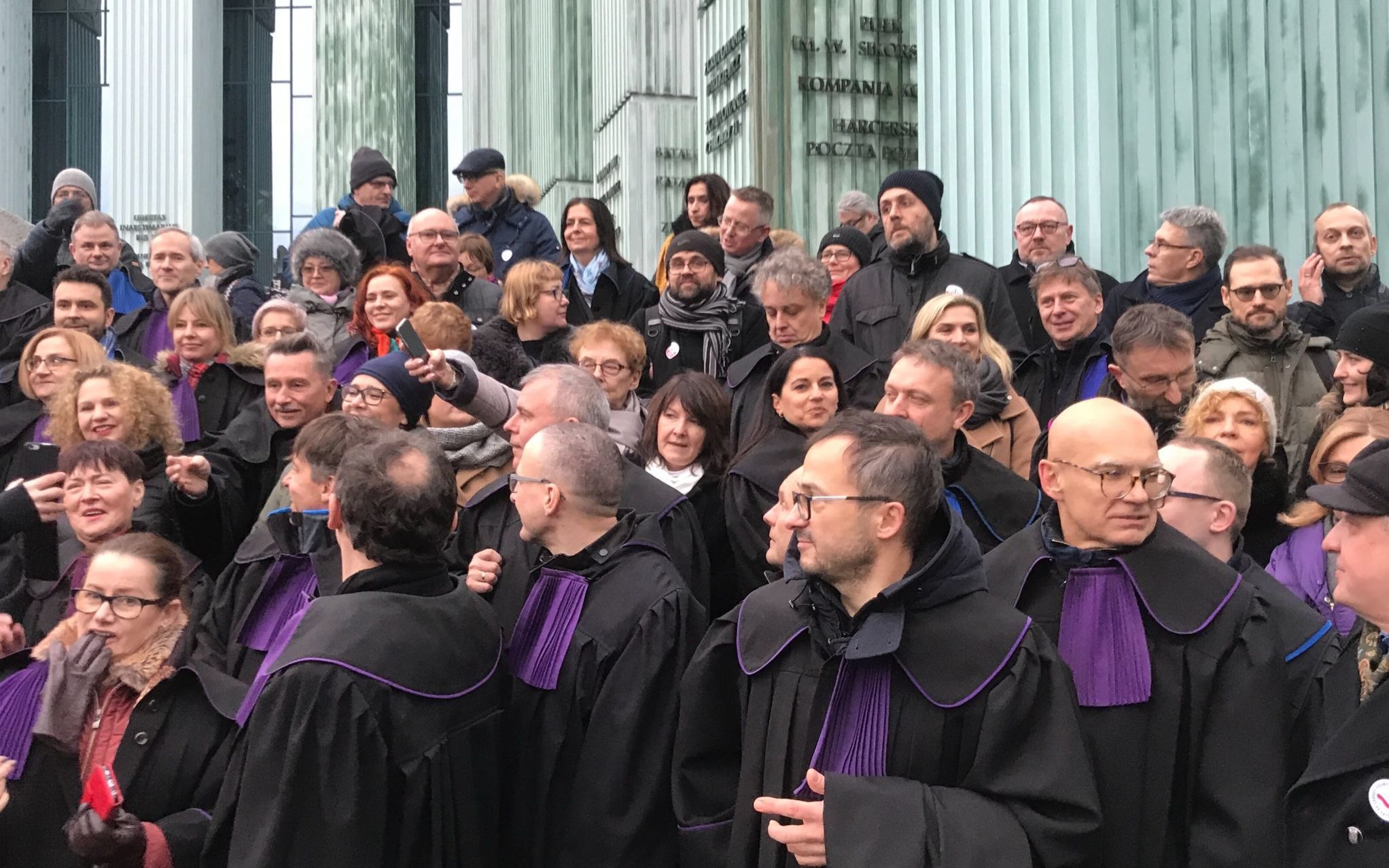 Grafika do artykułu Togi na ulicach? Propaganda i sens protestu sędziów