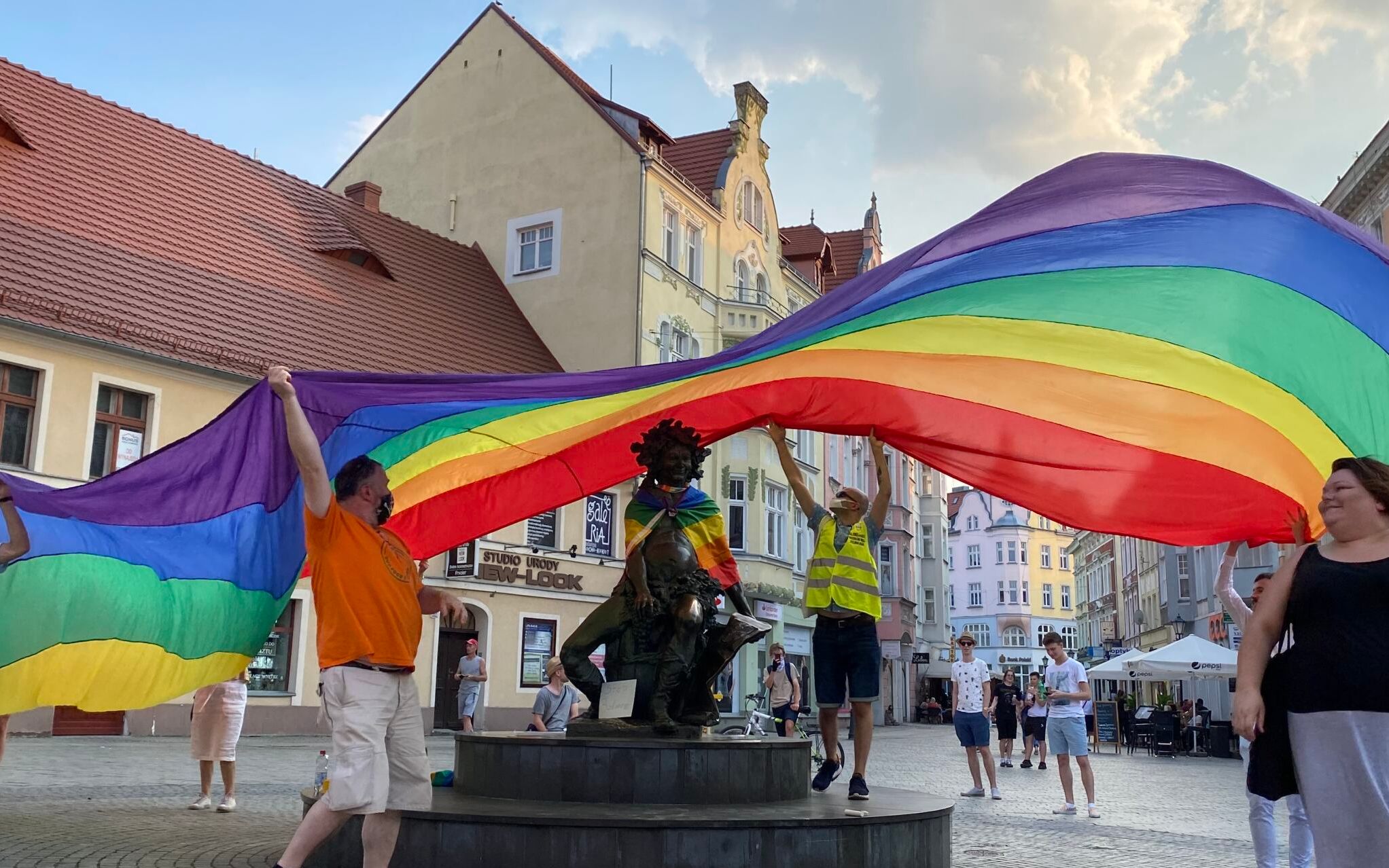 Grafika do artykułu Po homofobicznym żarcie radnego PiS, Zielona Góra ogłasza się miastem ludzi otwartych i kochających
