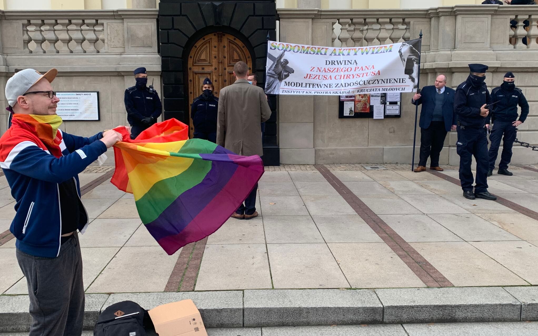 Grafika do artykułu Tęczowe flagi na słynnej warszawskiej ulicy. W kontrze baner o „sodomskim aktywizmie”
