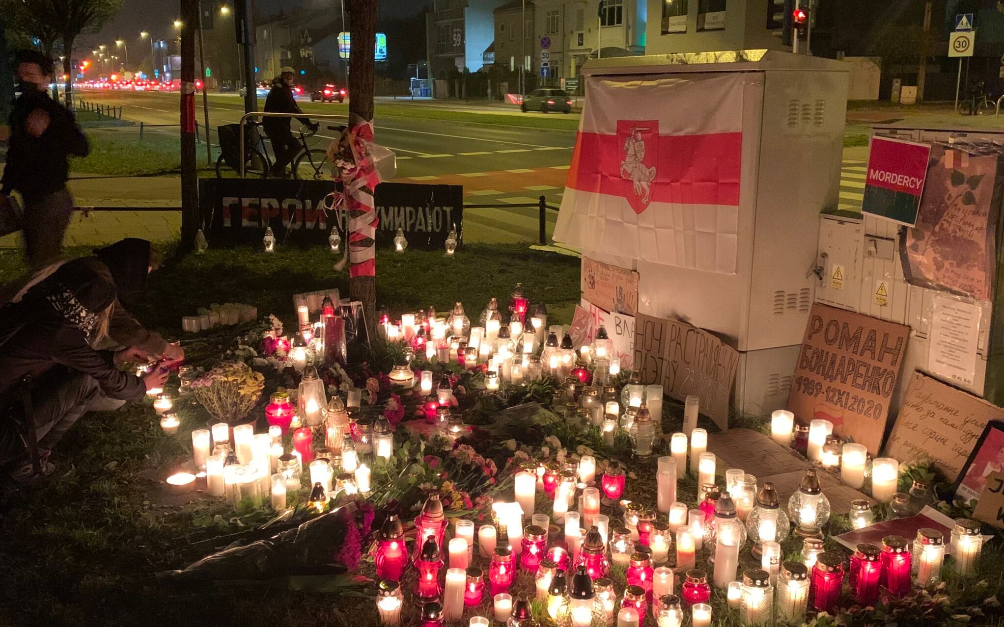 Grafika do artykułu Polska policja rozpędziła Białorusinów, którzy przyszli złożyć znicze i kwiaty pod ambasadę