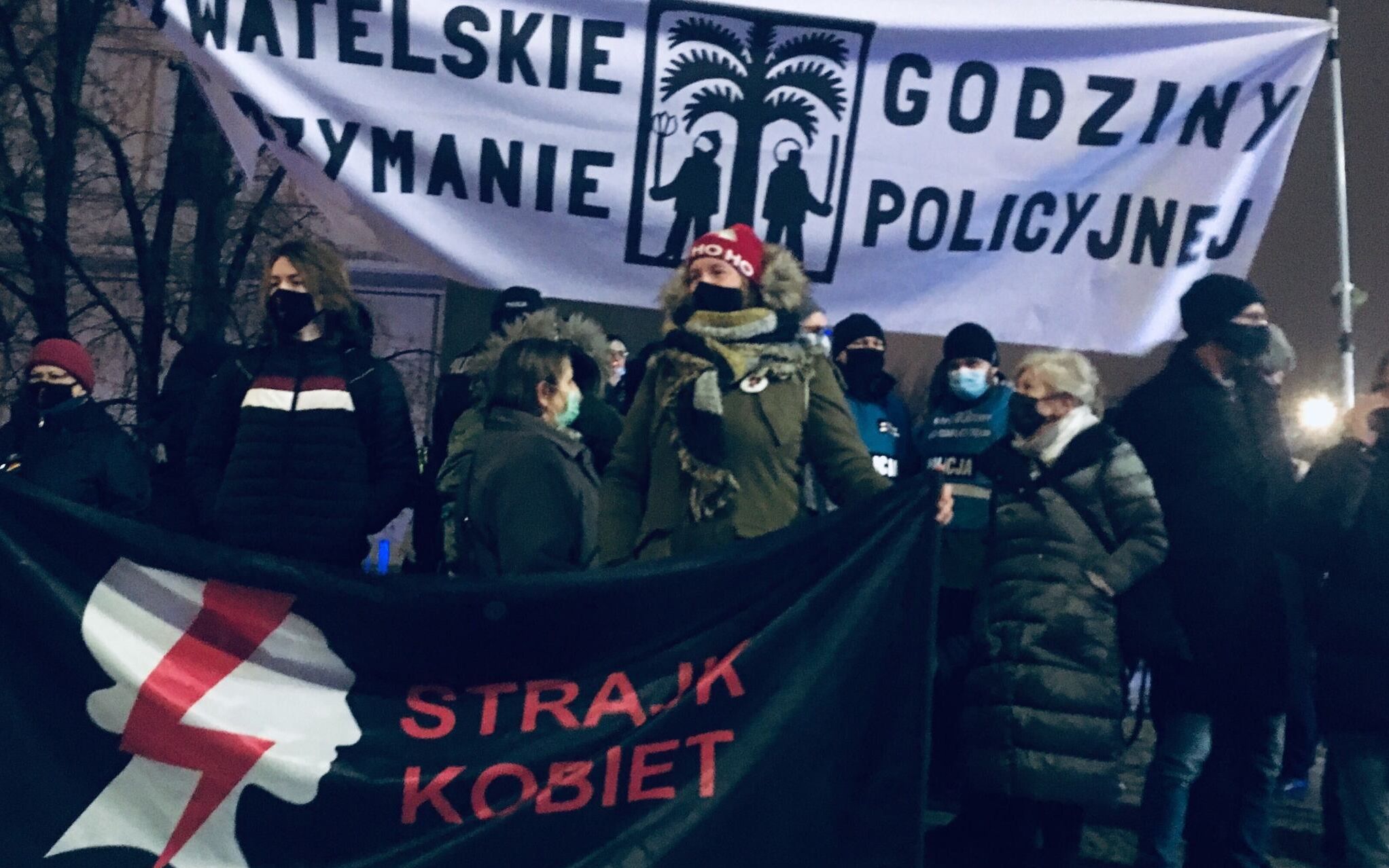 Grafika do artykułu "Nie można ograniczać naszych praw, nikt nie ma takiej władzy". Trwa protest przeciwko godzinie policyjnej [AKTUALIZUJEMY]