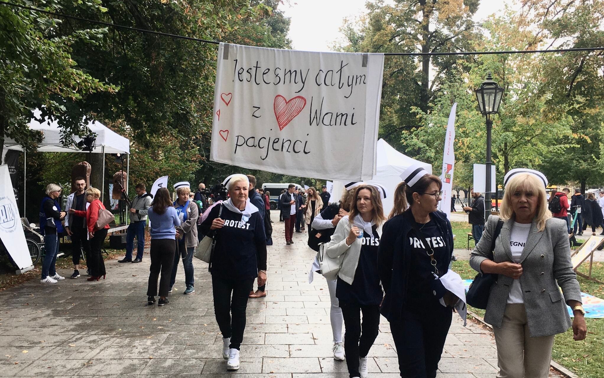 Grafika do artykułu Medycy z Białego Miasteczka wzywają premiera do podjęcia dialogu. Minął czwarty dzień protestu