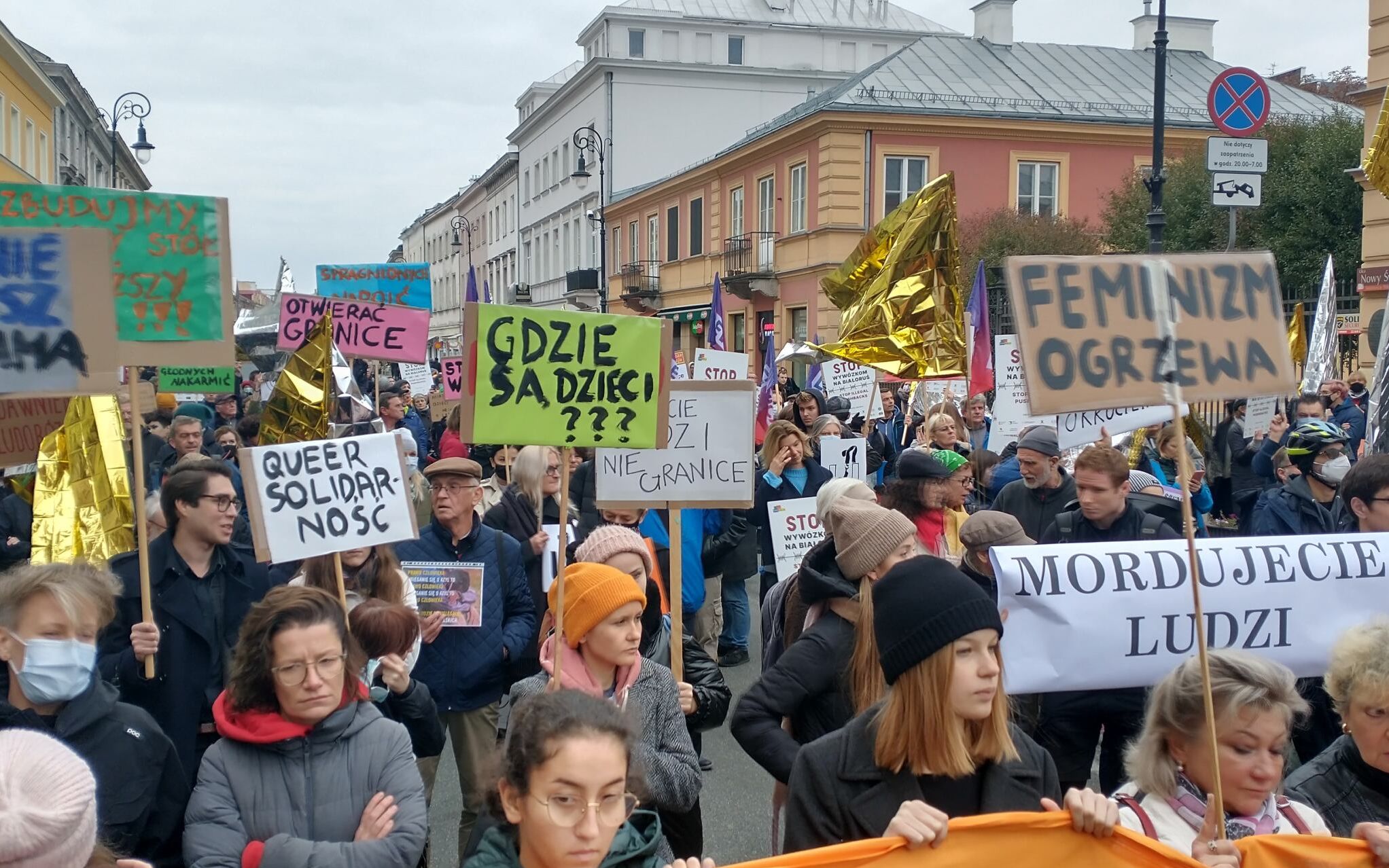 Grafika do artykułu „Dwie i pół godziny drogi stąd umierają ludzie". Tysiące w marszu solidarności z uchodźcami