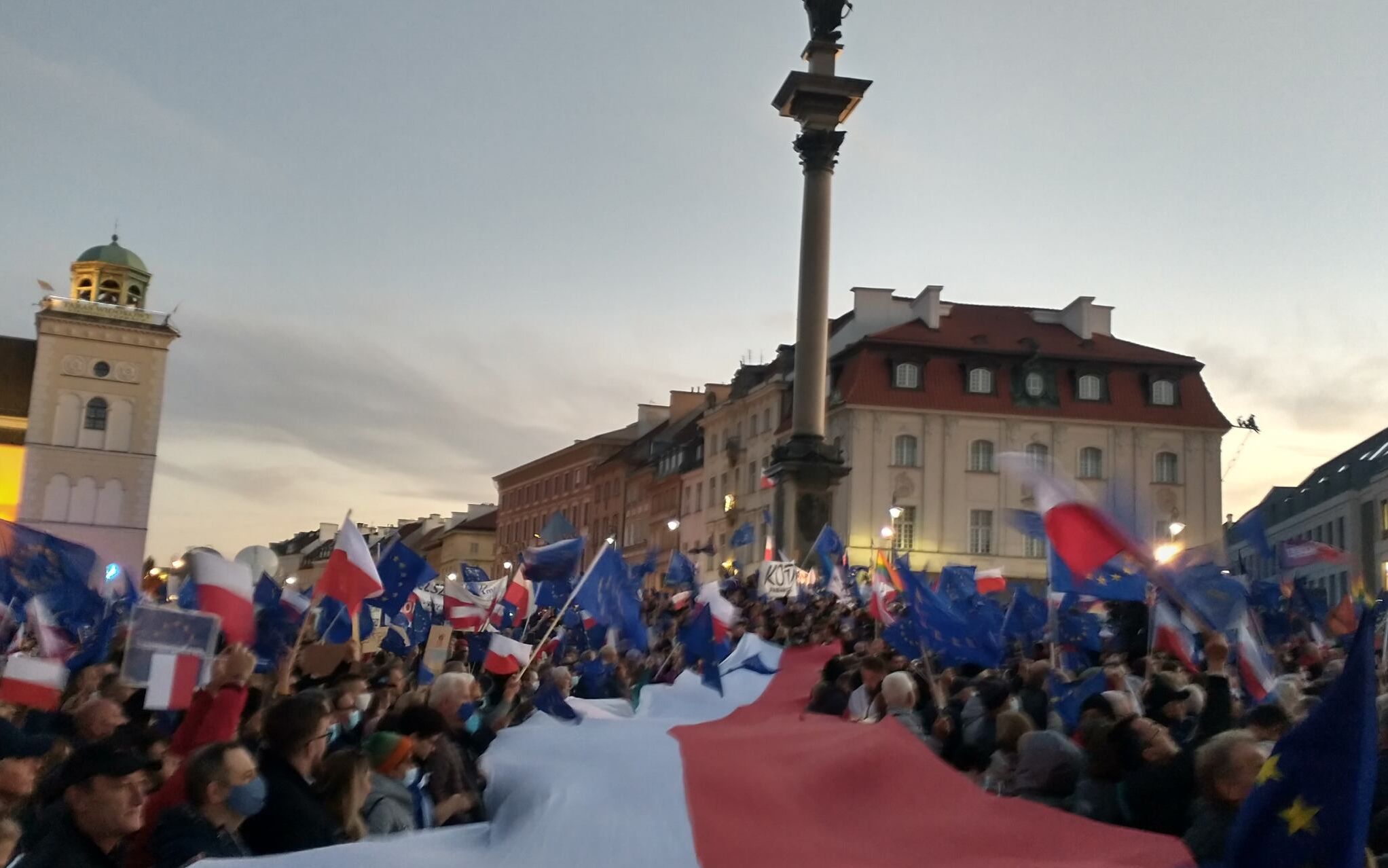 Grafika do artykułu "Rząd wychodzi, my zostajemy!". Trwają manifestacje w obronie europejskiej Polski [artykuł aktualizowany]