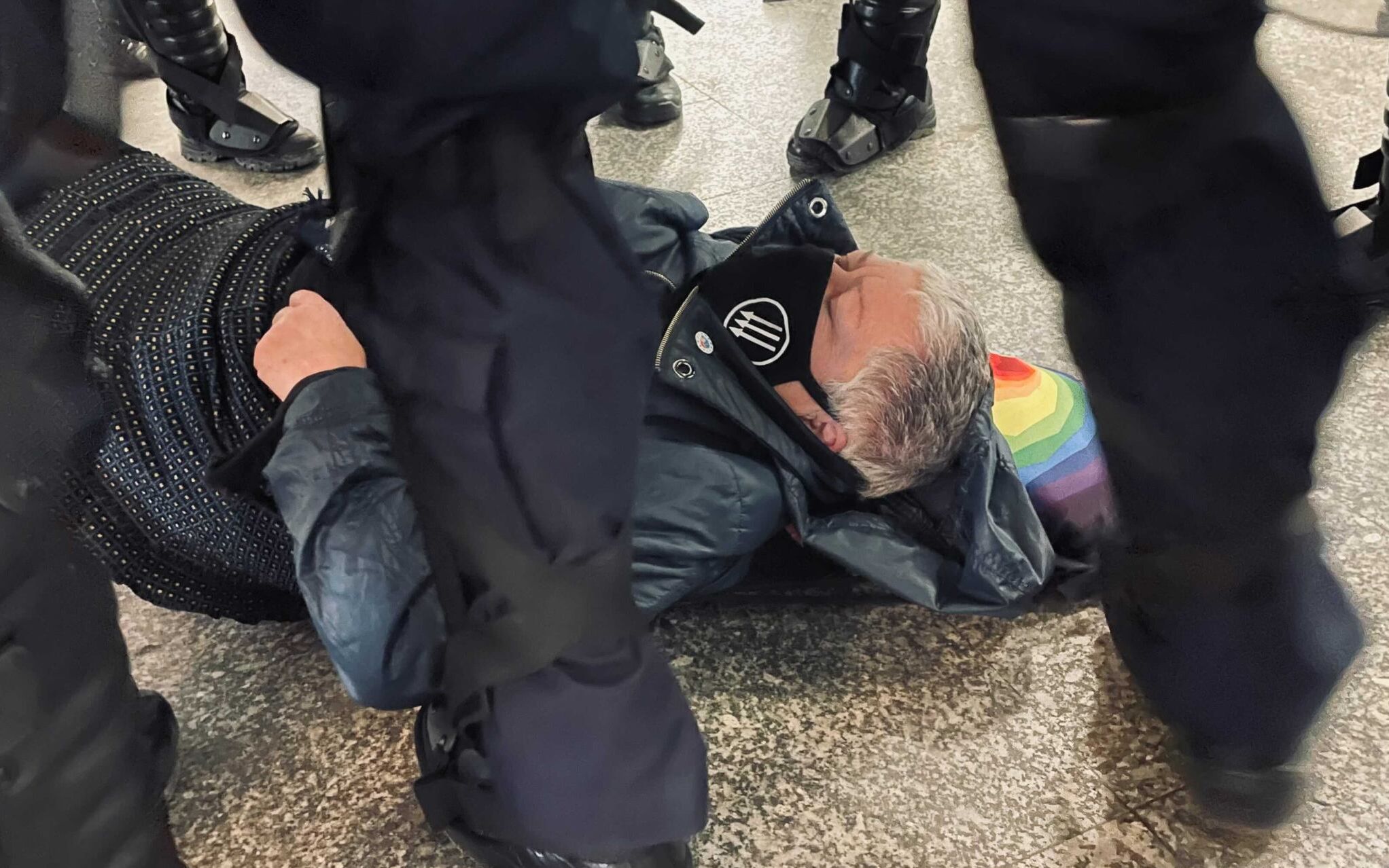 Grafika do artykułu Policja poturbowała Babcię Kasię, fb zasłonił film: "Kontrowersyjne treści", nie dla "wrażliwych"
