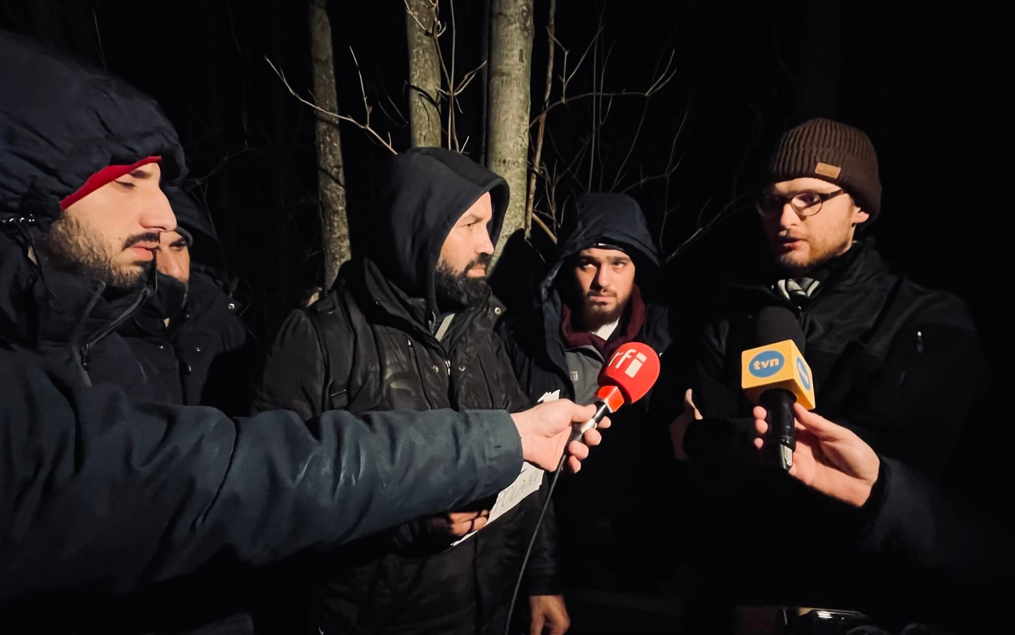Grafika do artykułu Tłumacz Grupy Granica: zostałem napadnięty przez WOT. Rzecznik WOT: próbował wjechać w żołnierzy