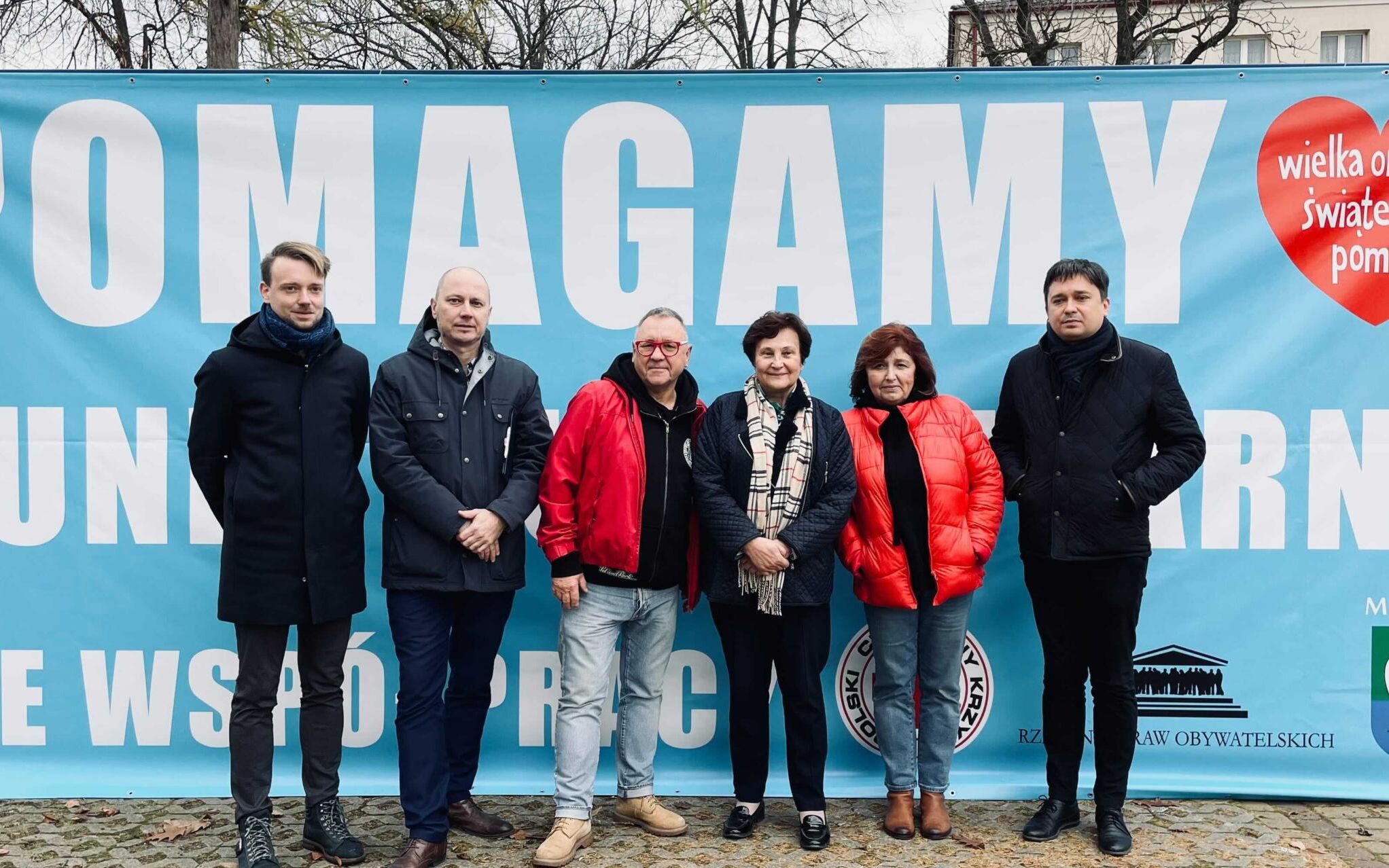 Grafika do artykułu "Będziemy się kiedyś bardzo wstydzić". WOŚP i RPO otwierają punkt humanitarny na granicy [LIVE]