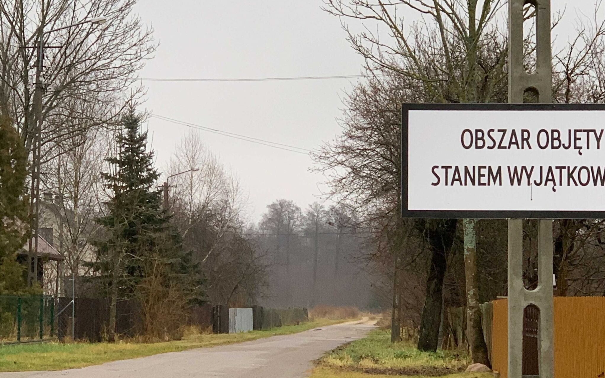 Grafika do artykułu Fundacja Helsińska: Zamknięcie strefy na granicy niezgodne ze standardami demokratycznego państwa prawa