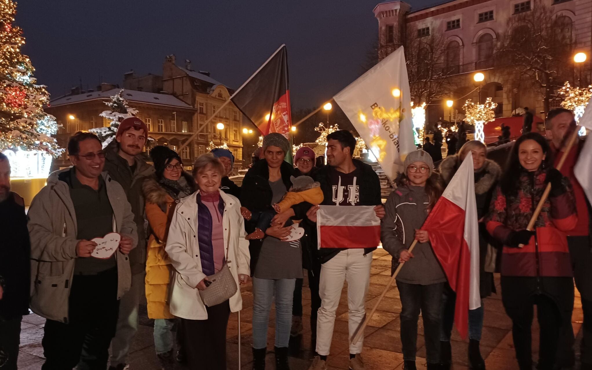 Grafika do artykułu Czworo uchodźców z Afganistanu zamieszkało w Bielsku-Białej. "Trwają debaty, kto zaprosi ich na Święta"
