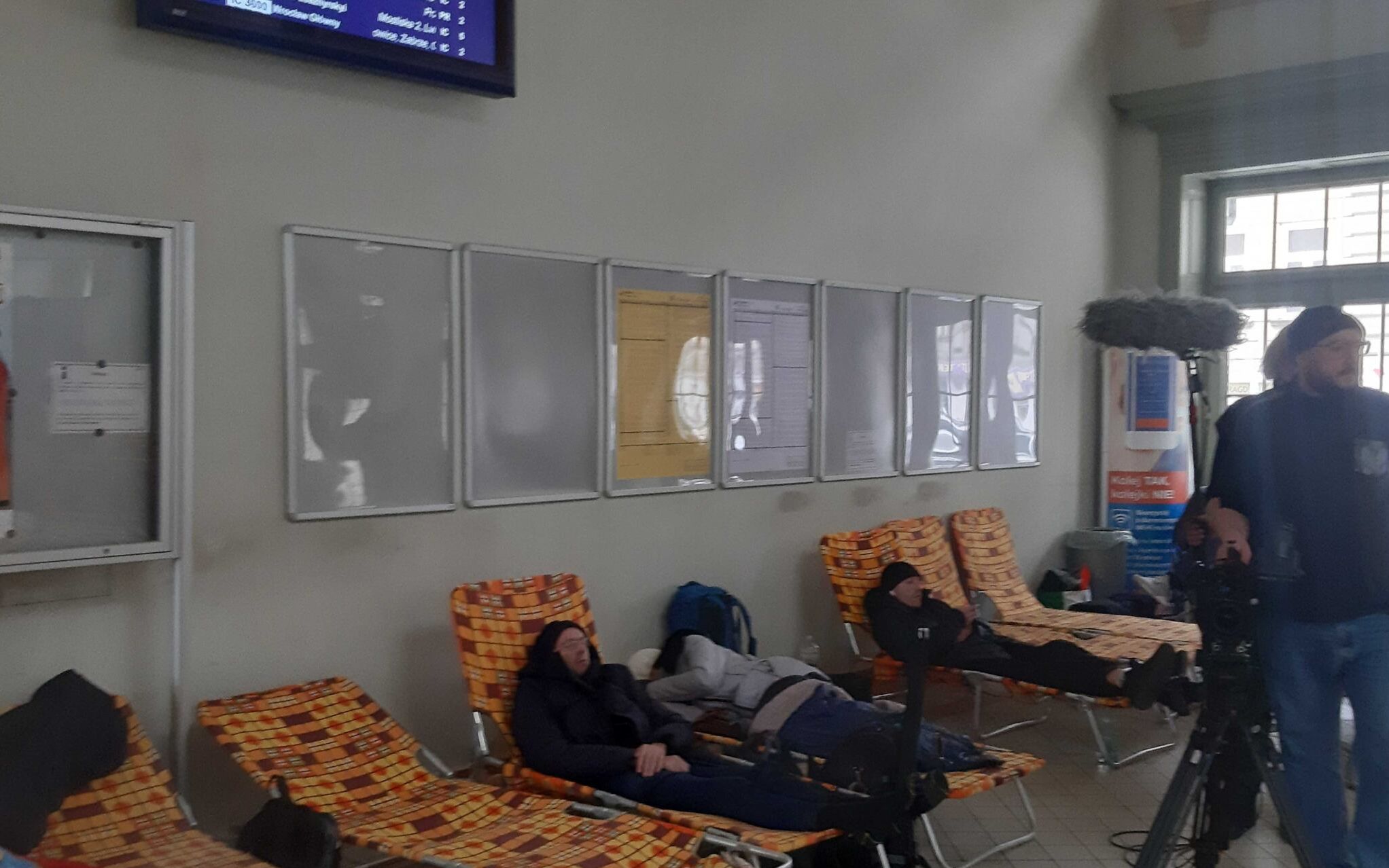 Grafika do artykułu Medyka. "W kolejce czeka 2-3 tys. samochodów". "Policja ukraińska blokuje drogę, ludzie porzucają auta"