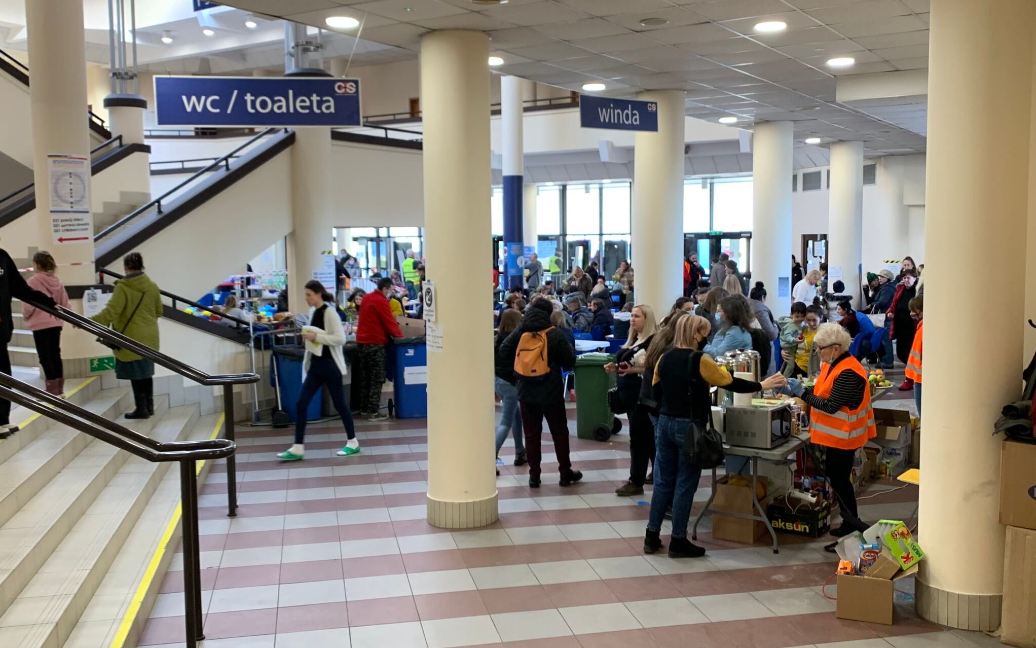 Grafika do artykułu Wolontariusze z Torwaru apelują do władz: Pomożemy, ale weźcie za to odpowiedzialność