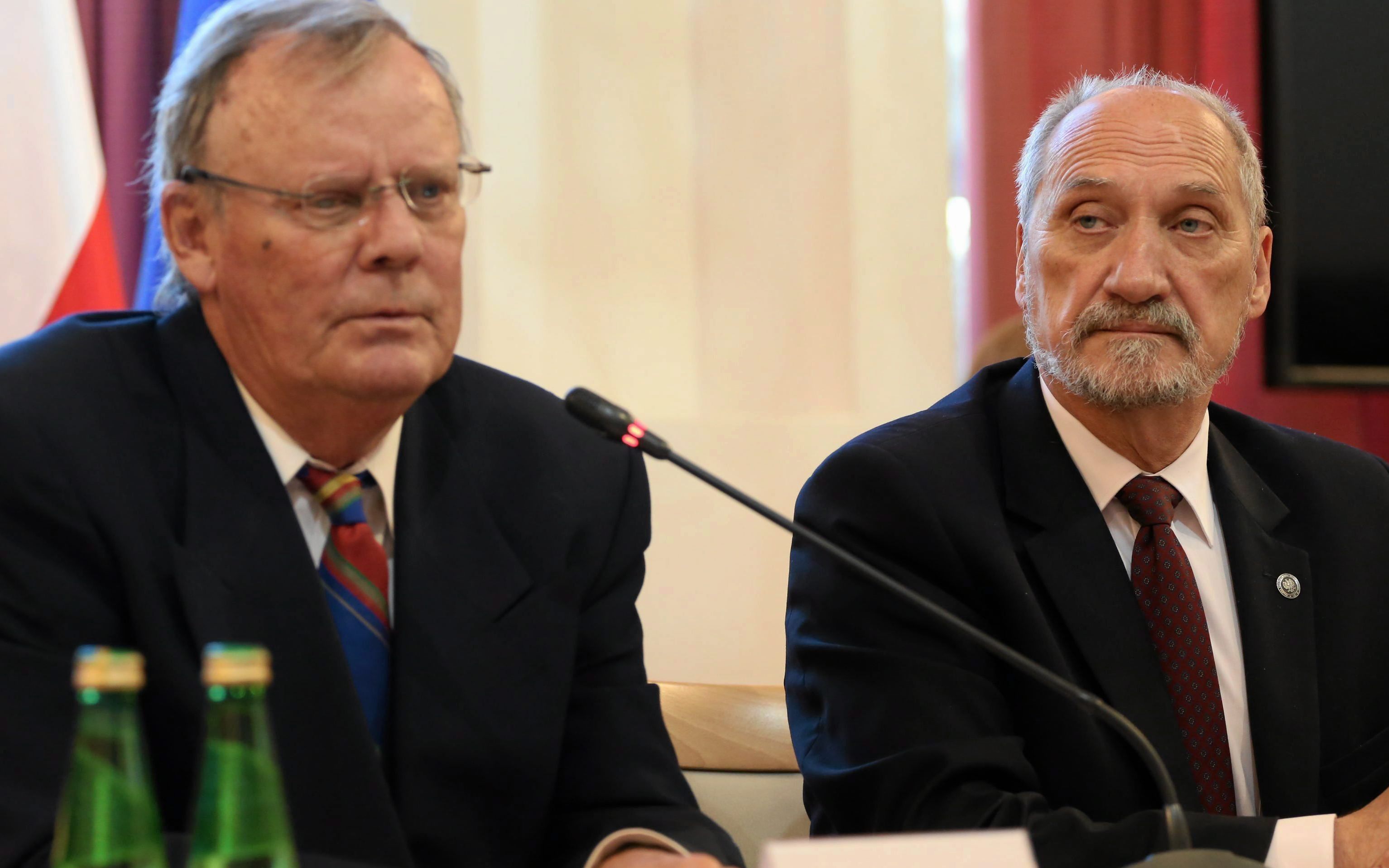 15.09.2016 Warszawa , ul Pulawska . MON Departament Wojskowych Spraw Zagranicznych . Konferencja prasowa przedstawicieli podkomisji do spraw zbadania katastrofy smolenskiej . W spotkaniu udzial  wzieli minister Antoni Macierewicz i Waclaw Berczynski .
Fot . Slawomir Kaminski / Agencja Gazeta