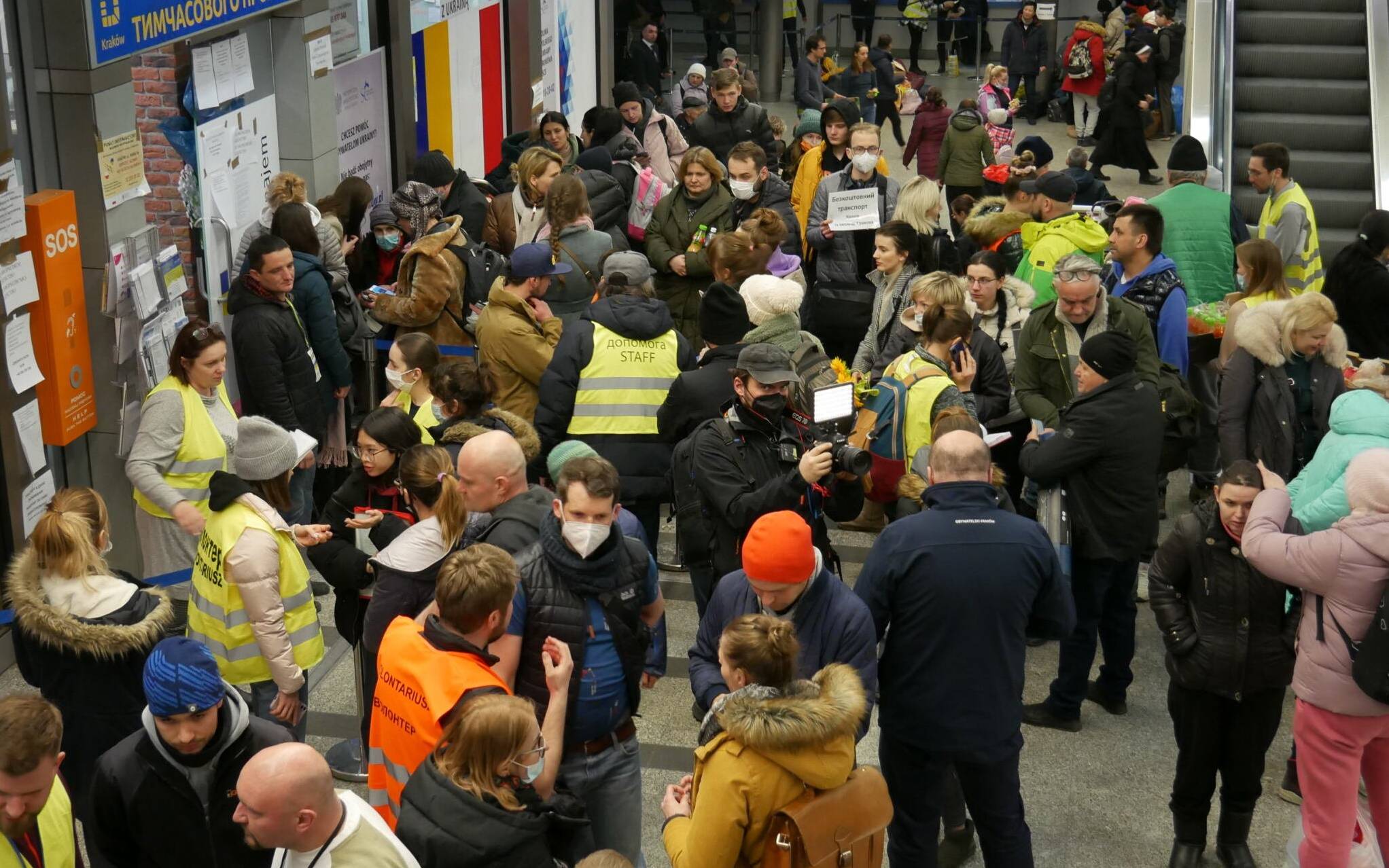 Grafika do artykułu Na dworcu w Krakowie: tłum uchodźców, tłum wolontariuszy. Wielkie serca i wielki chaos