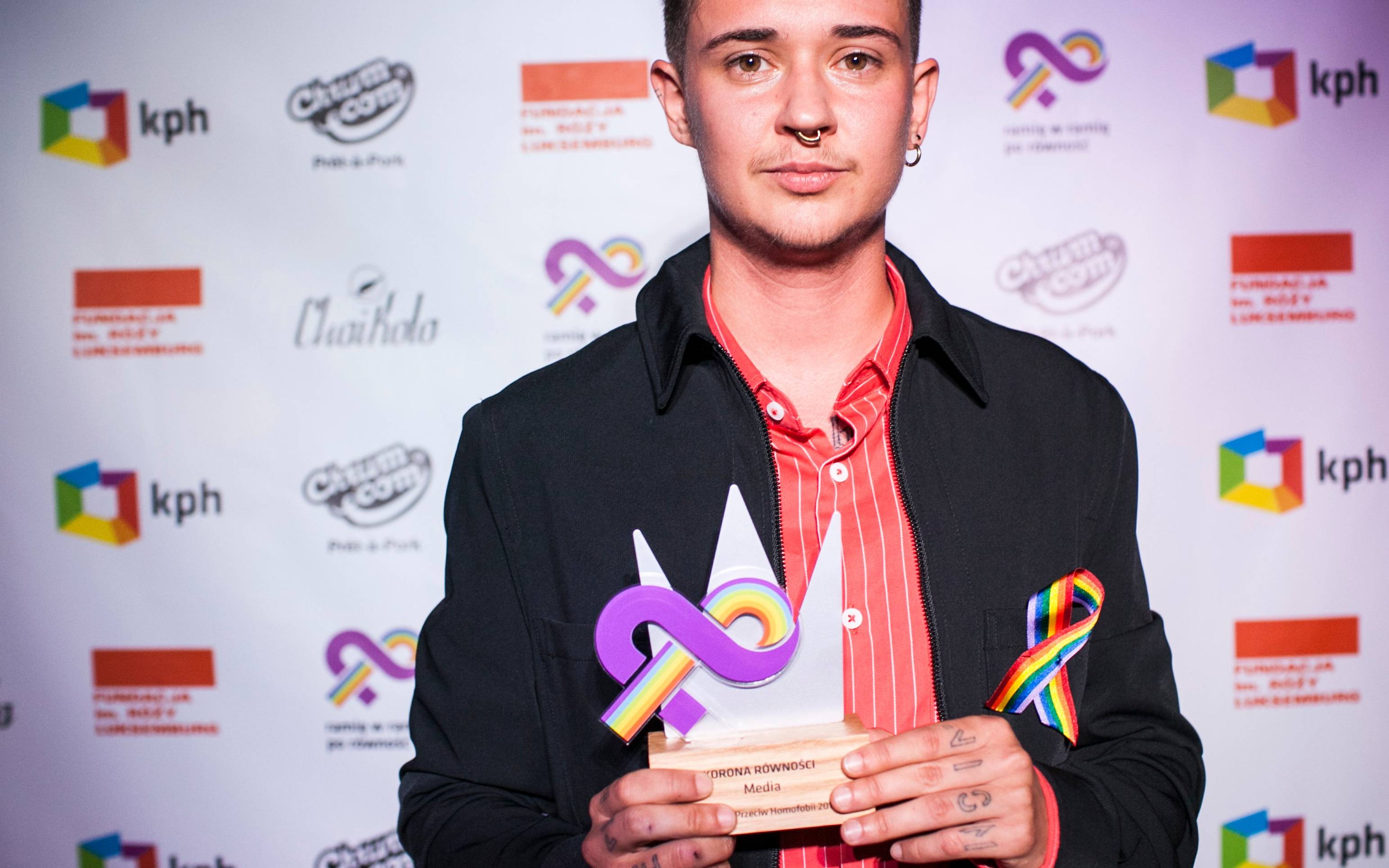 Grafika do artykułu Anton Ambroziak z Koroną Równości od Kampanii Przeciwko Homofobii