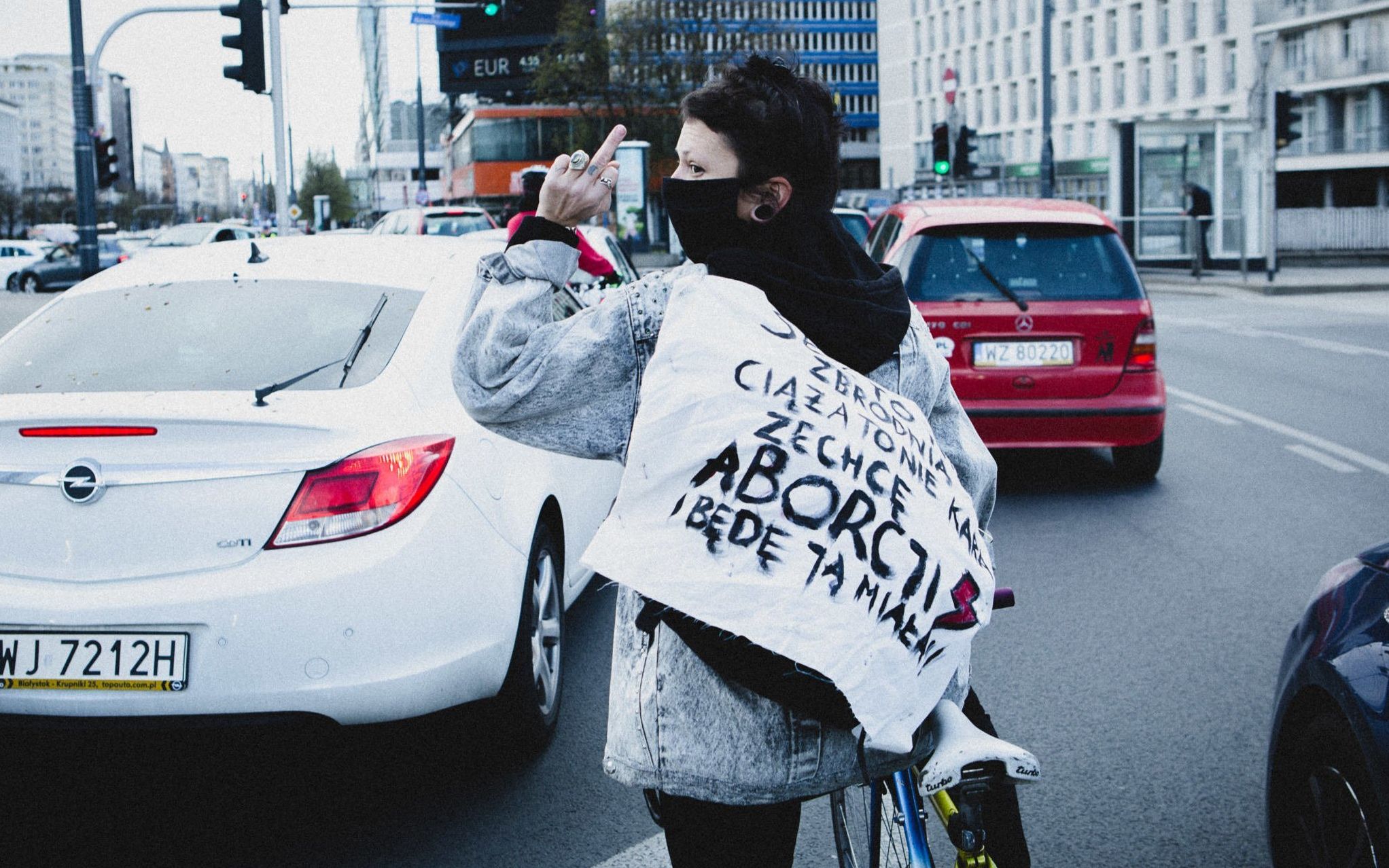 Grafika do artykułu "Maseczki mamy, ust nie zamykamy". Niezwykły protest ostrzegawczy w centrum Warszawy [ZDJĘCIA]
