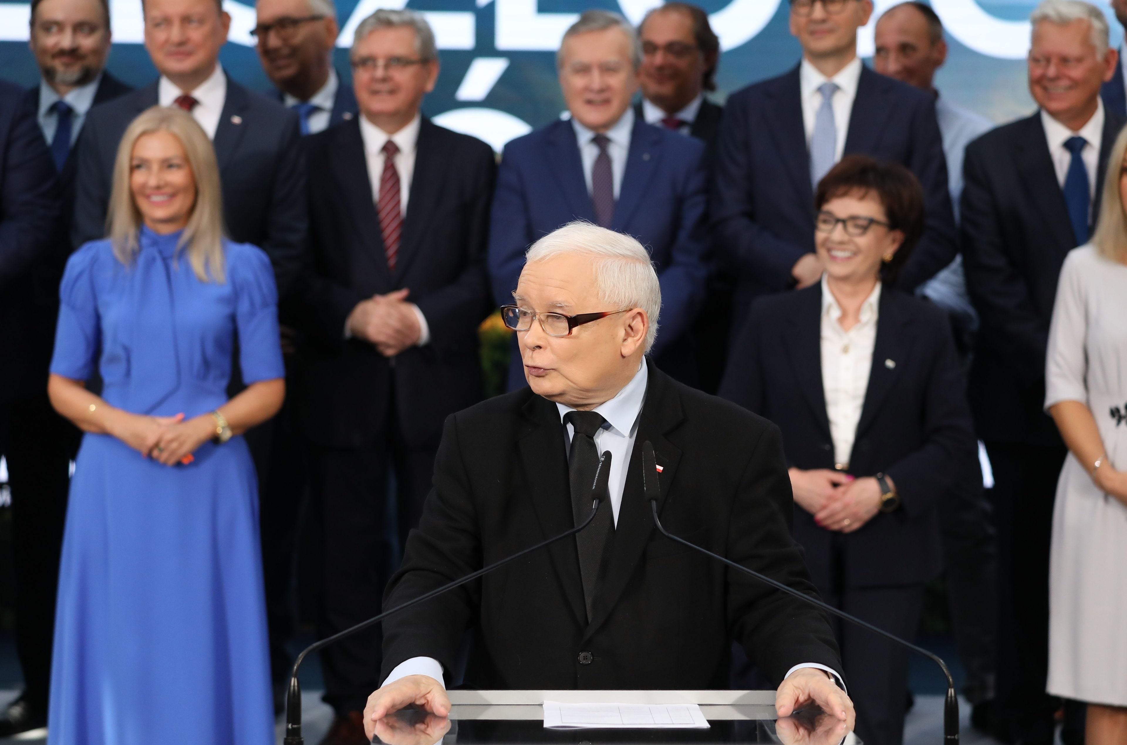 Jarosław Kaczyński przemawia, w tle politycy PiS