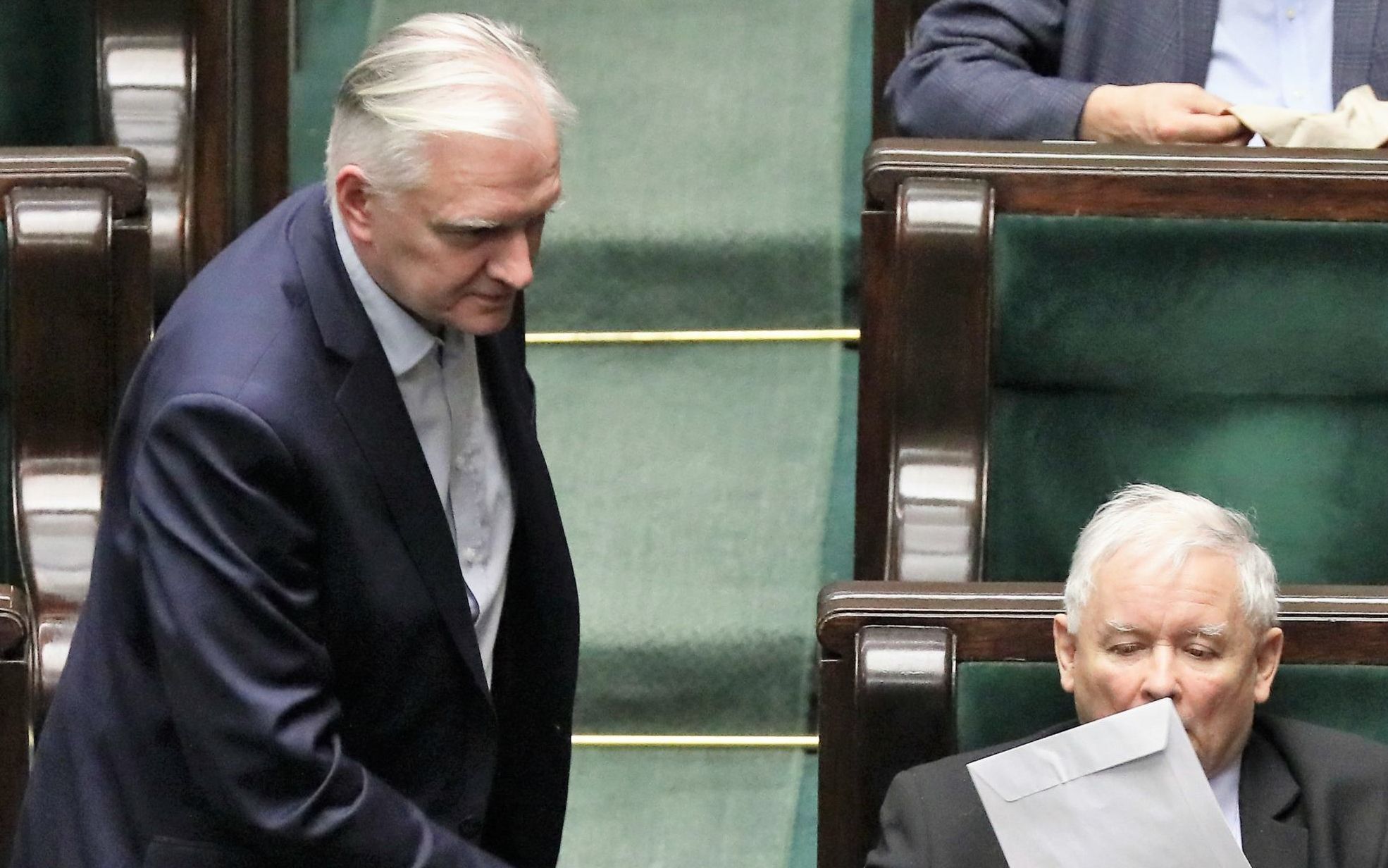 08.04.2020 Warszawa . Sejm .  Piaty dzien 9 . posiedzenia Sejmu IX kadencji w czasie epidemii koronawirusa . Od lewej: Jaroslaw Gowin , wicemarszalek Sejmu Ryszard Terlecki , prezes Prawa i Sprawiedliwosci Jaroslaw Kaczynski podczas bloku glosowan miedzy innymi nad '' tarcza antykryzysowa .''
Fot. Slawomir Kaminski / Agencja Gazeta