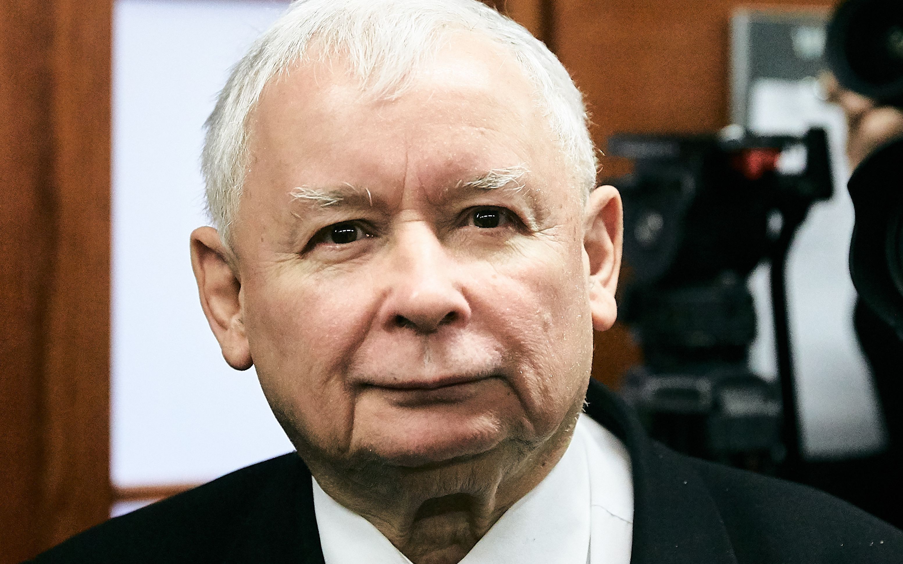22.11.2018 Gdansk . Sad Okregowy . Prezes Prawa i Sprawiedliwosci Jaroslaw Kaczynski przed sala sadowa , gdzie stawil sie na rozprawe w procesie , ktory wytoczyl przeciwko Lechowi Walesie w zwiazku z rzekomym naruszeniem dobr osobistych . 
Fot. Jan Rusek / Agencja Gazeta