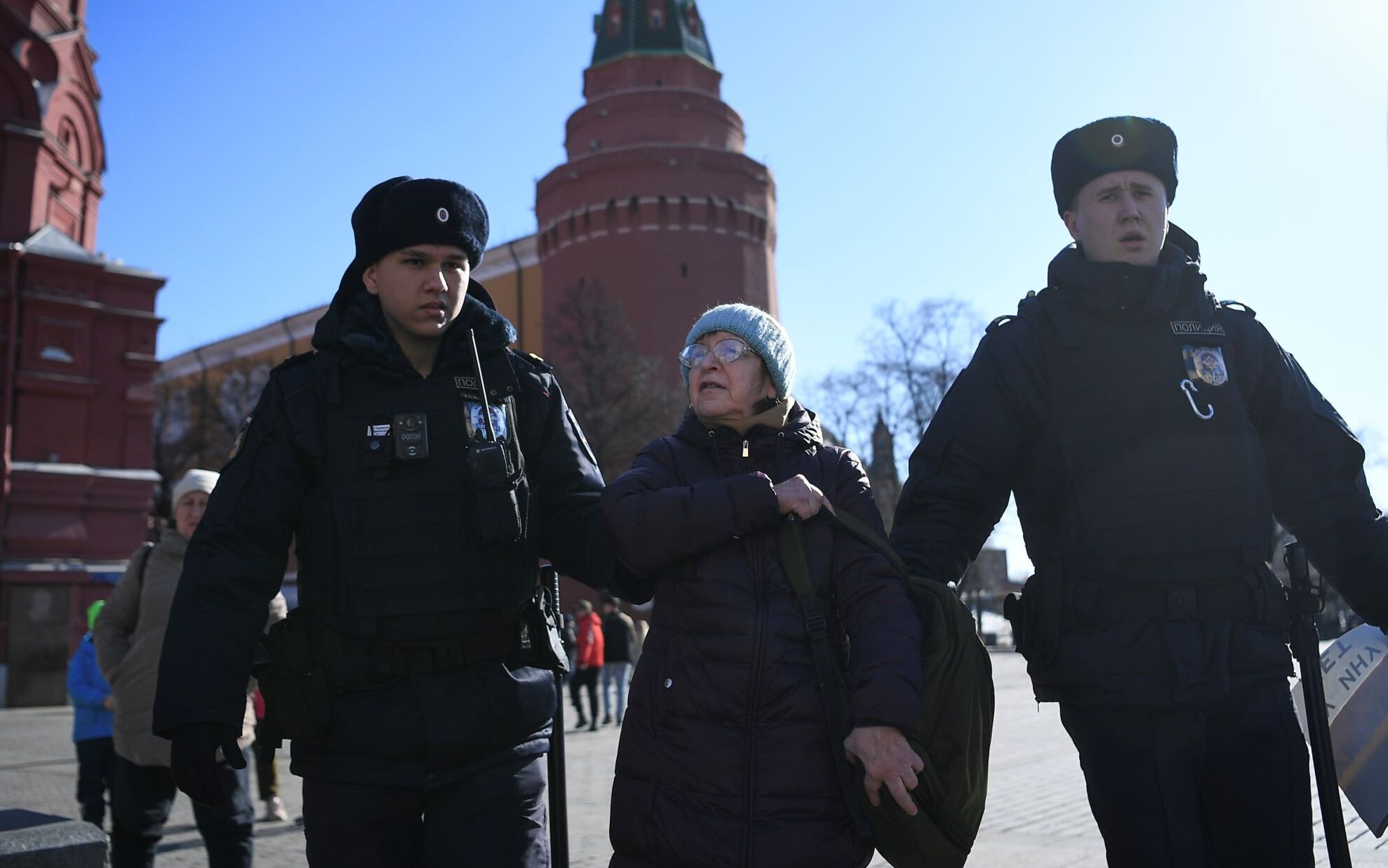 Police officers detain an elderly woman as she protests against Russia's invasion of Ukraine, in central Moscow on March 20, 2022. (Photo by - / AFP)