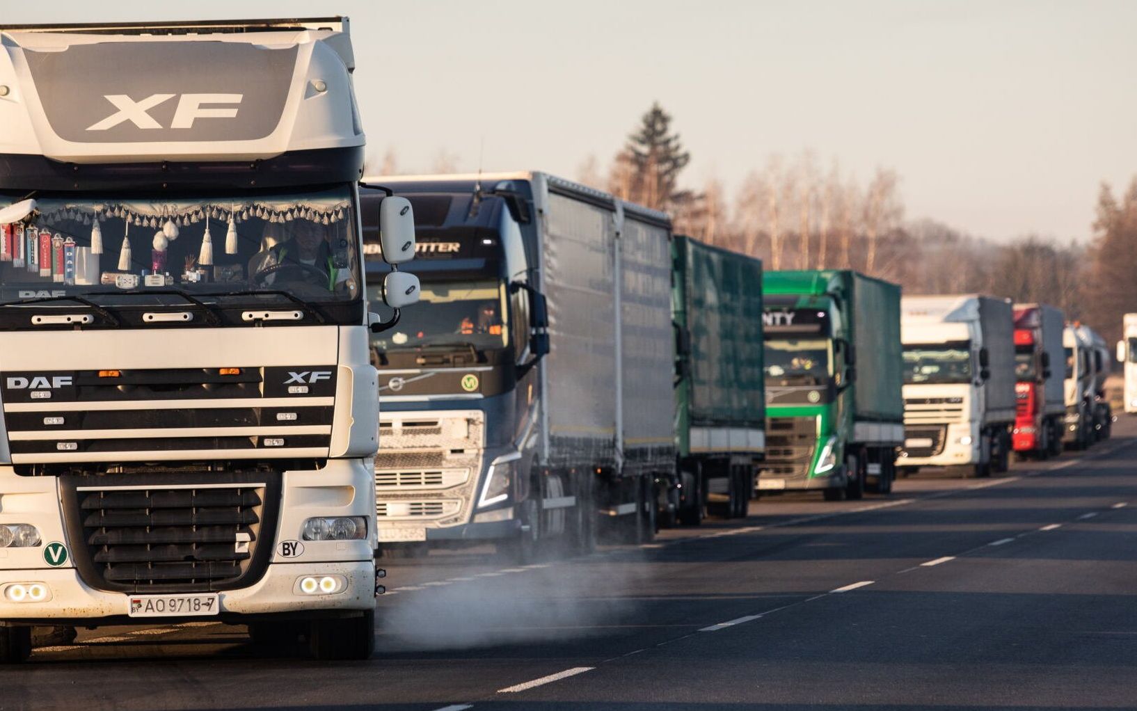 22.03.2022  Kukuryki . Przejscie graniczne Polski z Bialorusia . Ponad 40 kilometrowa kolejka ciezarowek oczekujacych na wjazd na Bialorus . Zator spowodowany jest blokada terminalu przez polskich i ukrainskich aktywistow , sprzeciwiajacych sie trwajacemu przeplywowi towarow z Unii Europejskiej w kierunku Rosji pomimo wprowadzonych sankcji na ten kraj .
Protest zakonczyl sie ok 2 w nocy , a rozladowanie kolejki potrwa prawdopodobnie kilka dni .
Fot. Jakub Orzechowski / Agencja Wyborcza.pl