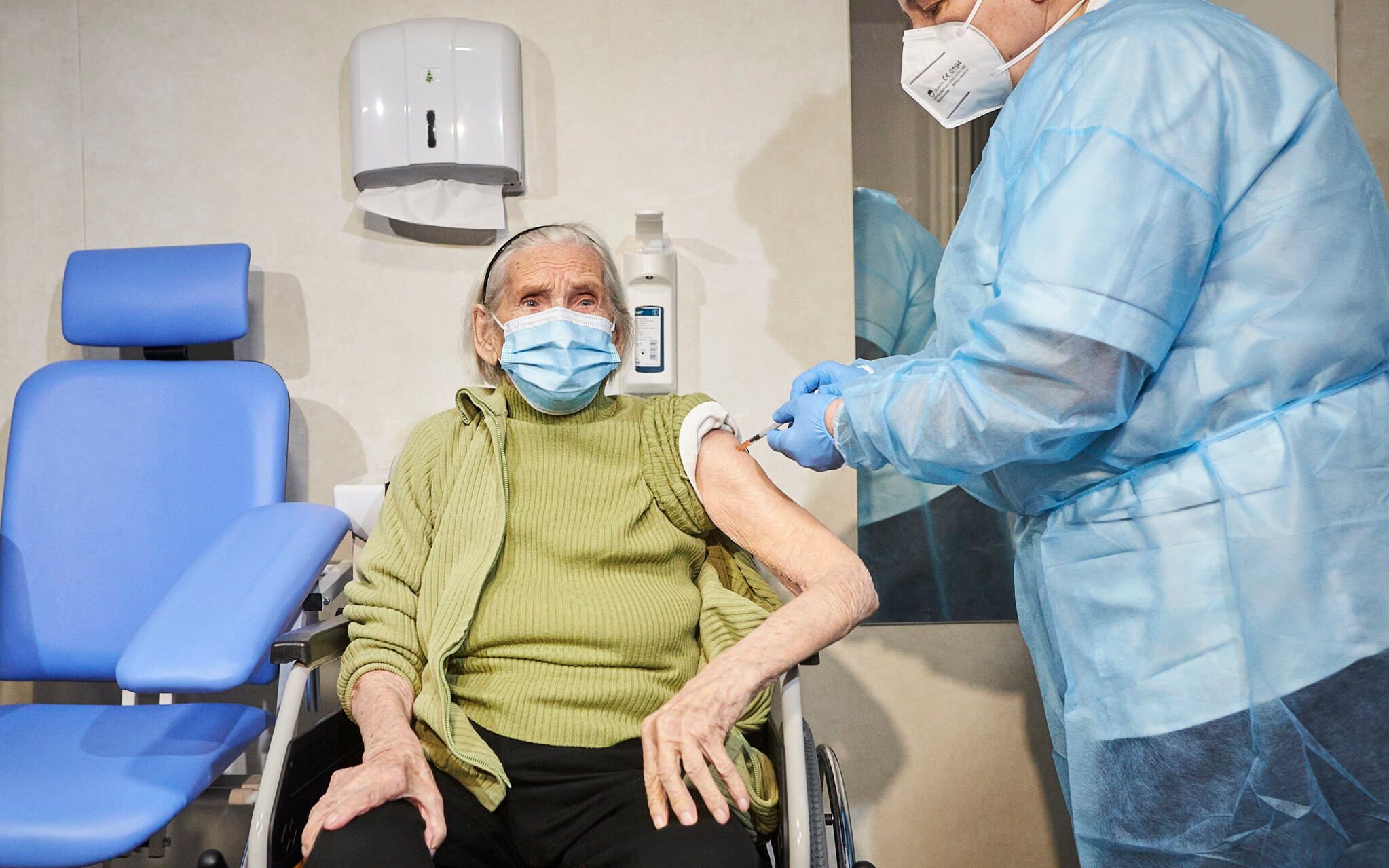 03.02.2021 Lodz , tymczasowy szpital covidowy w hali Expo . Studwuletnia Lodzianka Helena Kazimierczak ( wraz z trzema corkami i zieciem ) szczepi sie przeciw coovid-19 .
Fot. Marcin Stepien / Agencja Gazeta