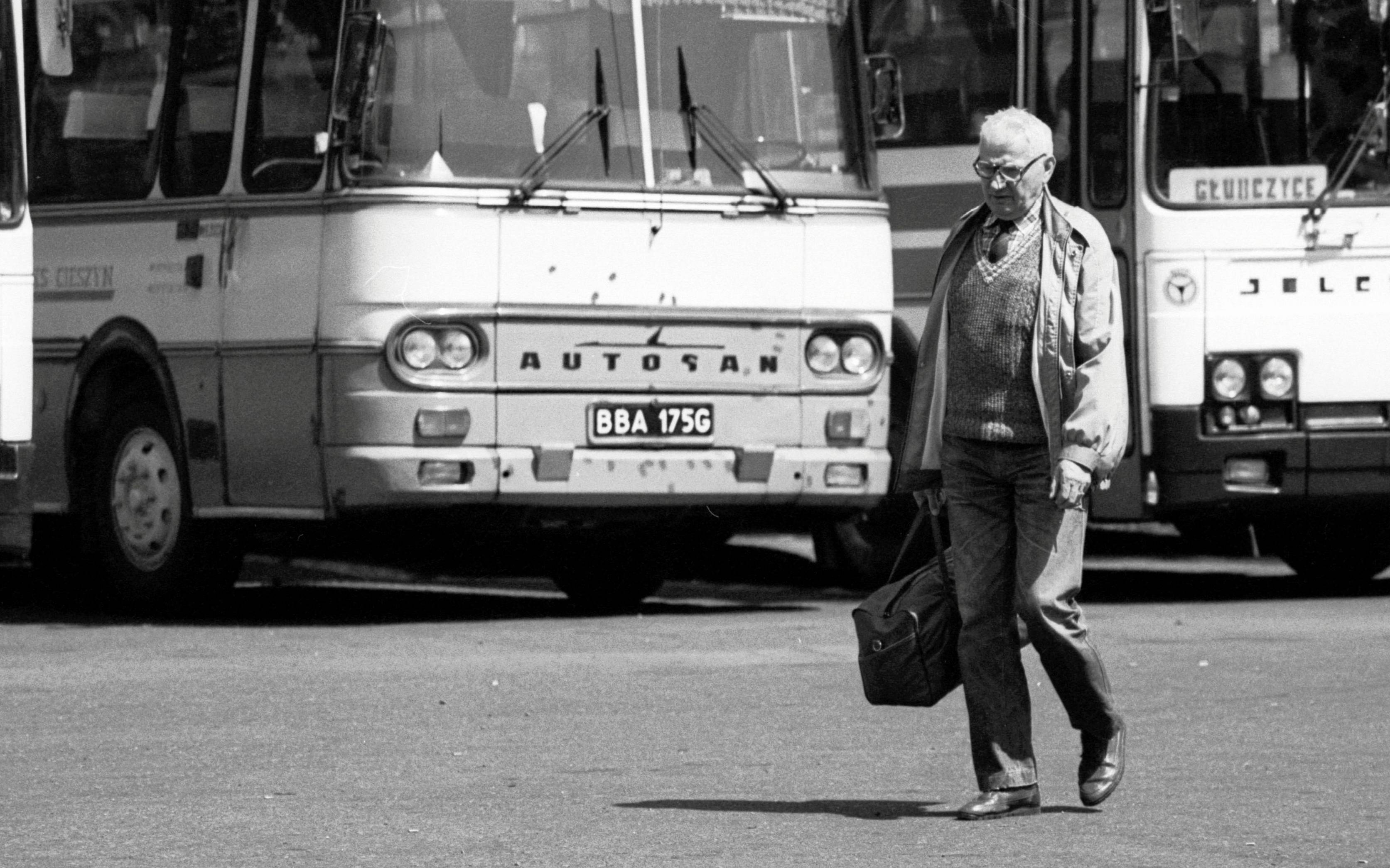 04.05.1994 Katowice , autobusy na dworcu PKS .  
Fot. Miroslaw Noworyta / Agencja Gazeta