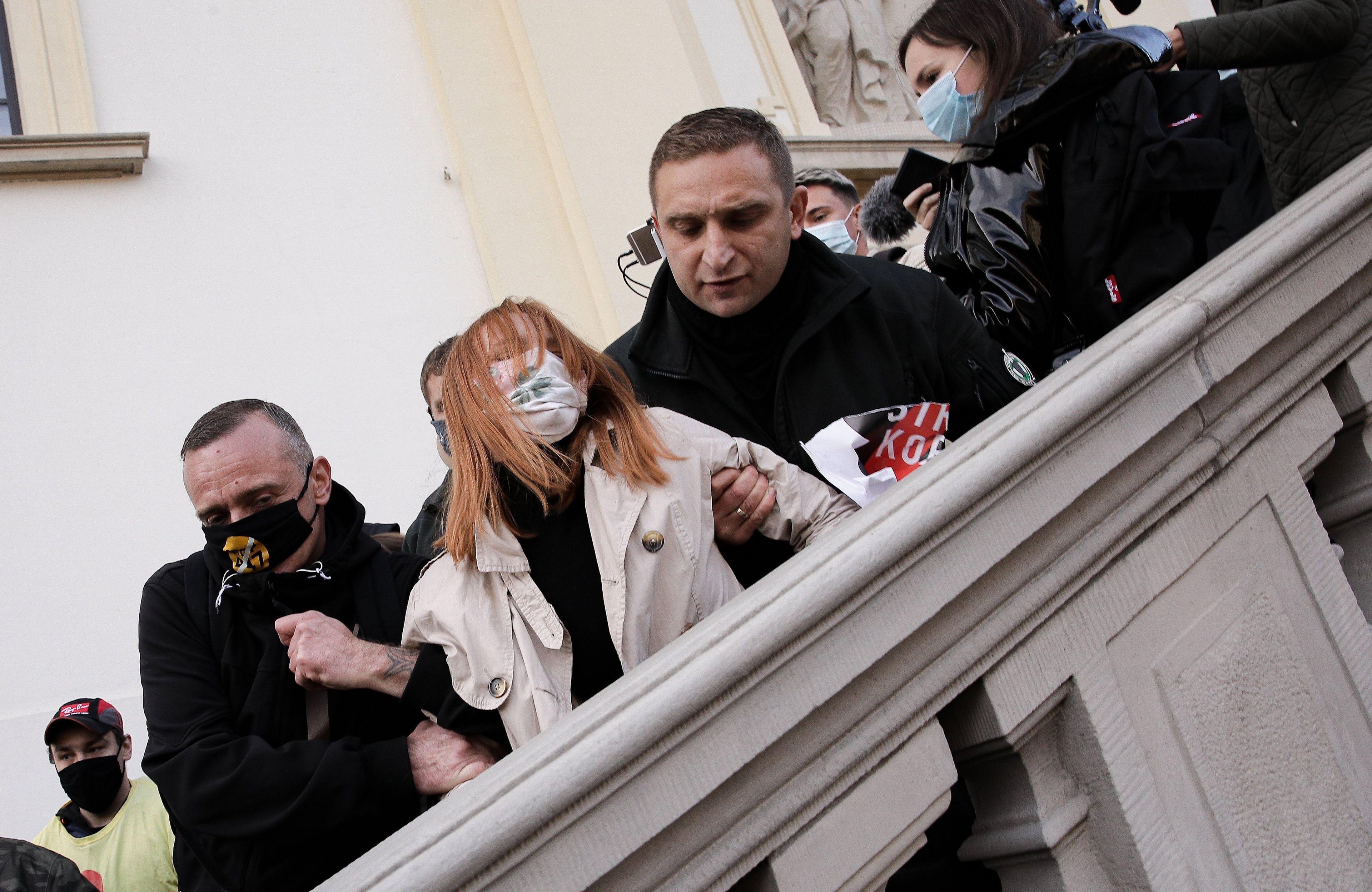 Protest Strajku Kobiet pod kosciolem sw. Krzyza w Warszawie