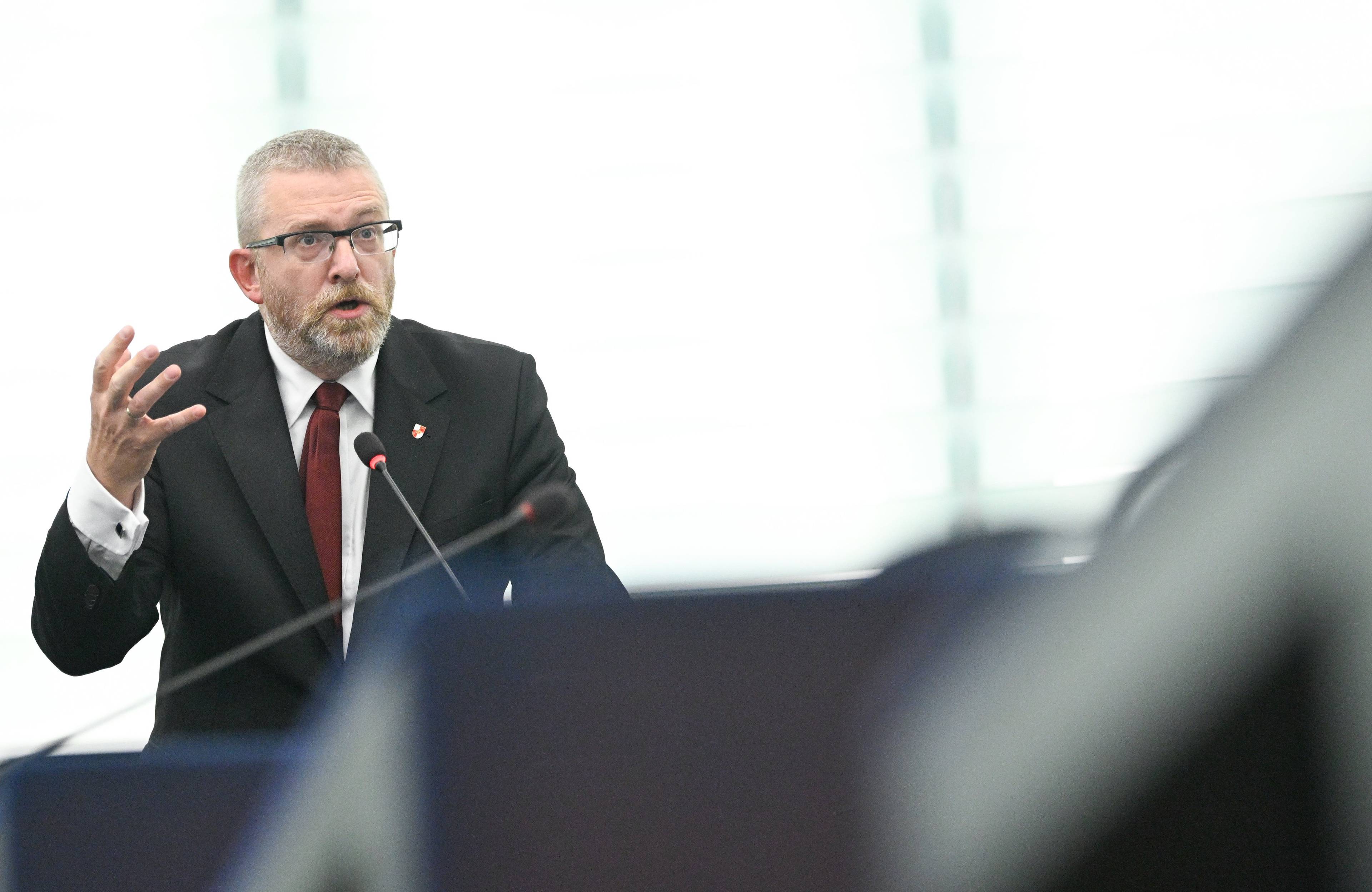 Europoseł skrajnej prawicy Grzegorz Braun podczas debaty w Parlamencie Europejskim na temat powodzi w Europie, 18 września 2024.