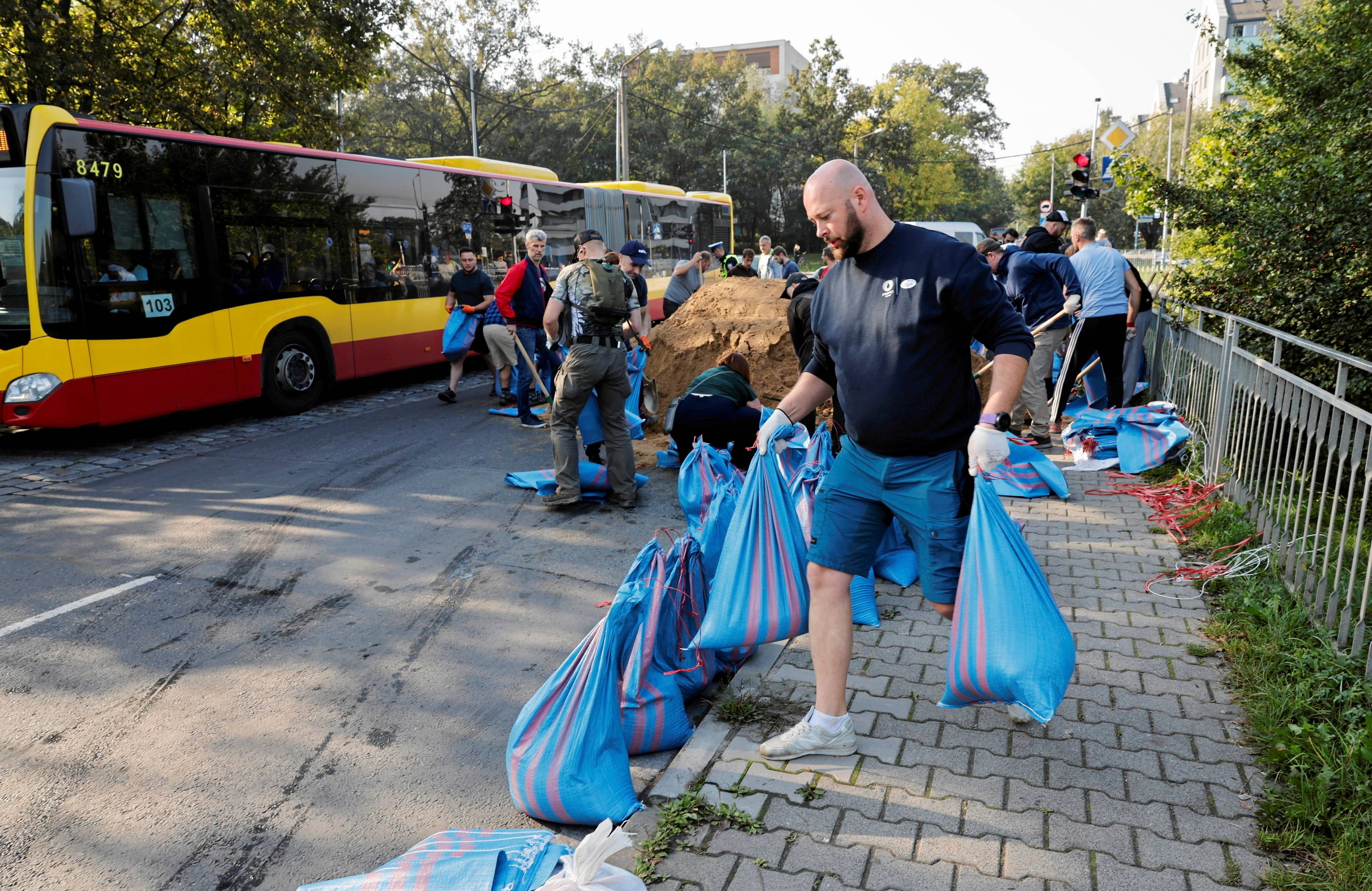 Wrocławianie umacniają wały przeciwpododziowe workami z piaskiem