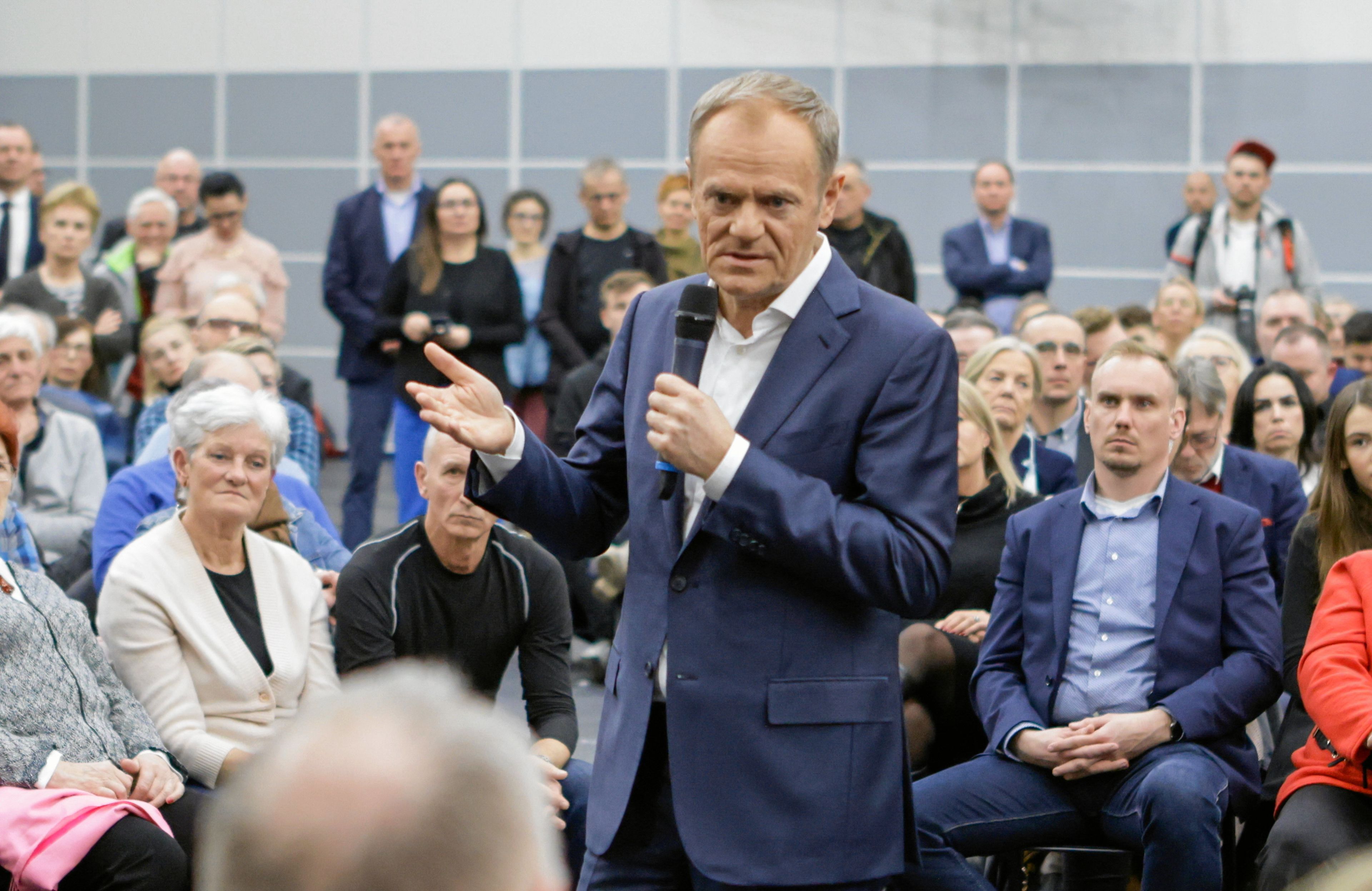 Donald Tusk na spotkaniu z wyborcami – stoi i gestykuluje z mikrofonem