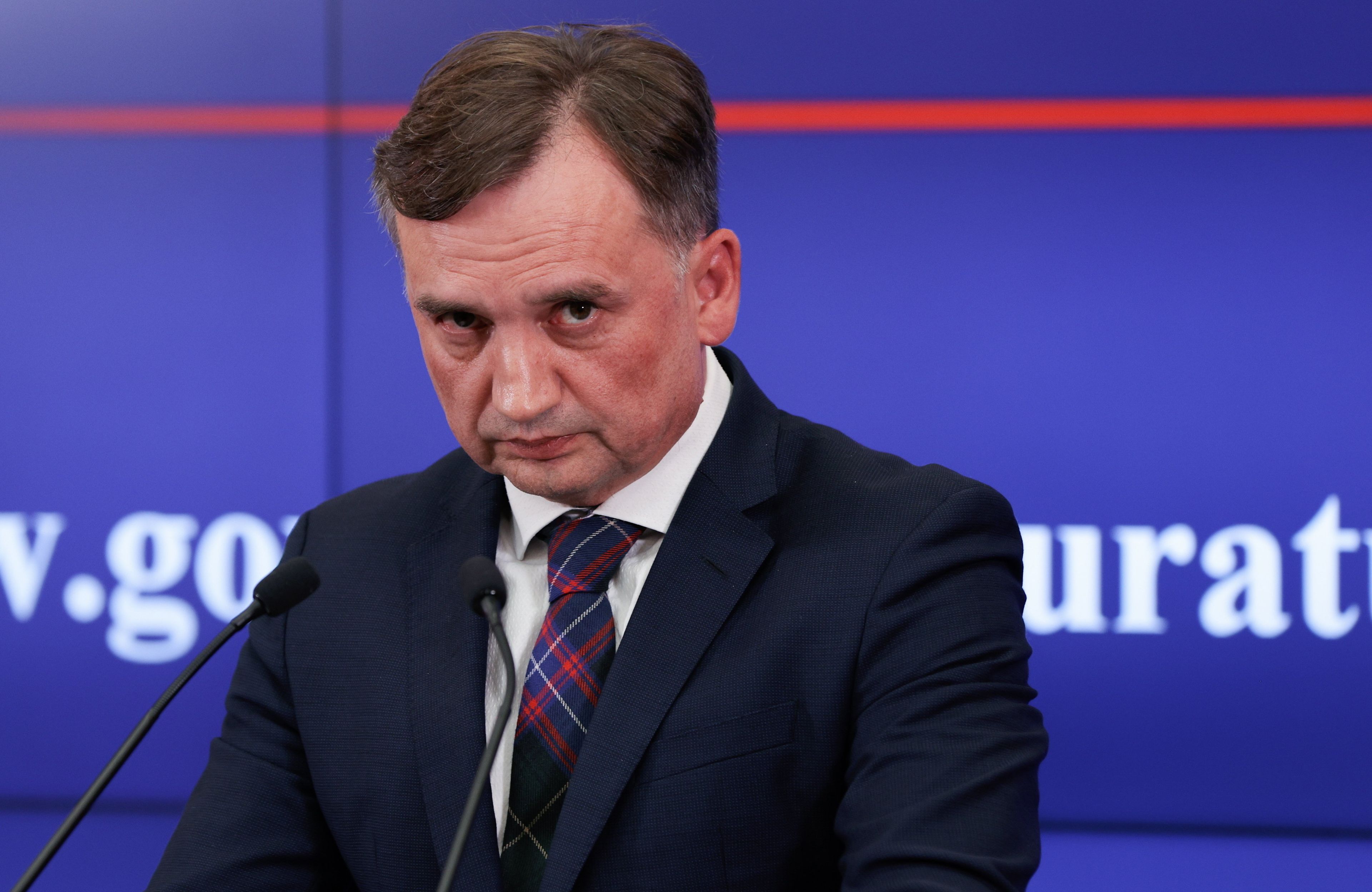 ziobro patrzy w kamerę
