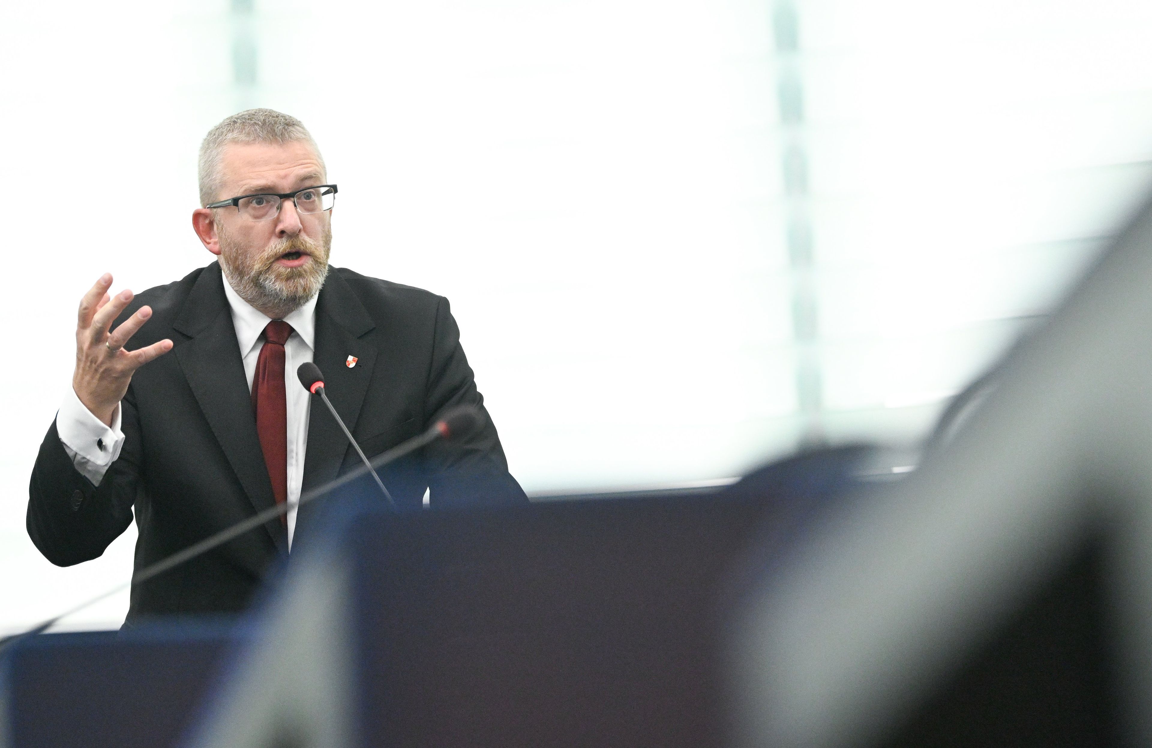 Europoseł skrajnej prawicy Grzegorz Braun podczas debaty w Parlamencie Europejskim na temat powodzi w Europie, 18 września 2024.