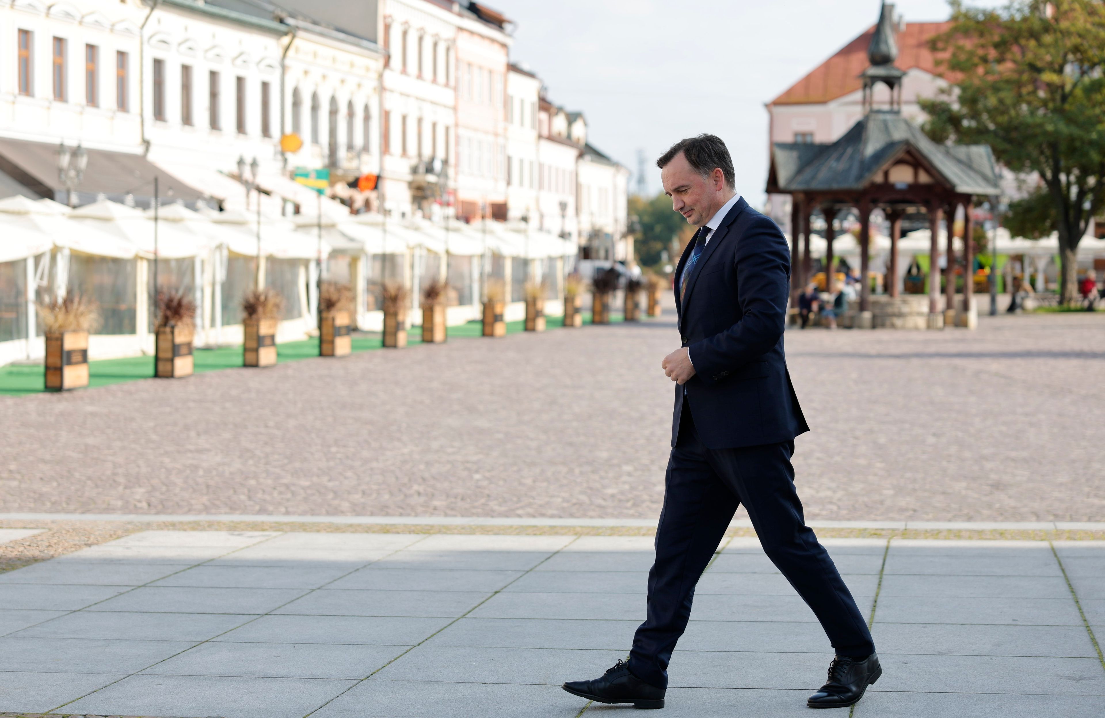 Zbigniew Ziobro idzie przez plac