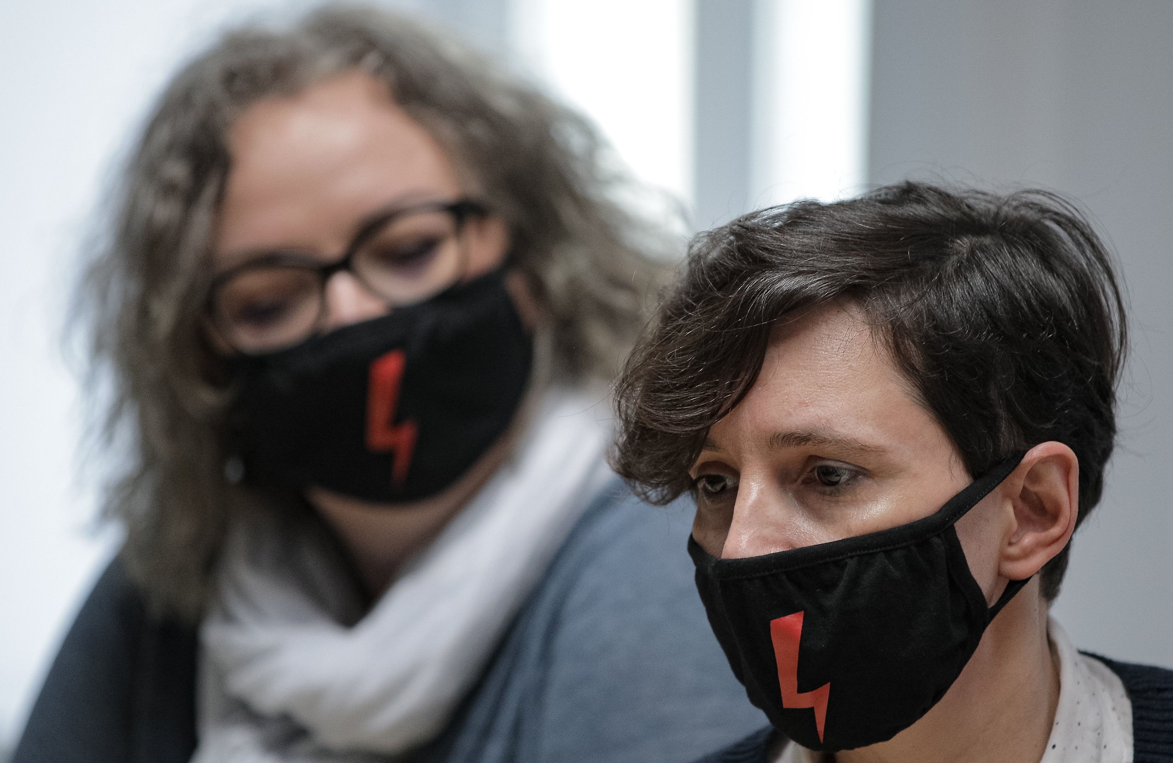 Od lewej: Marta Lempart z Ogolnopolskiego Strajku Kobiet , Klementyna Suchanow z Ogolnopolskiego Strajku Kobiet podczas konferencji prasowej z udzialem Agnieszka Kula z Mlodziezowego Strajku Kobiet , Katarzyna Guzek z Greenpeace , Jakub Kwiatkowski z Mlodziezowego Strajku Klimatycznego , Dominika Lasota z Mlodziezowego Strajku Klimatycznego , Agata Nalikowska ze Stop DeMENtazowi , Kamil Kozak ze Stop DeMENtazowi Edukacji w sprawie szczytu Rady Europejskiej .