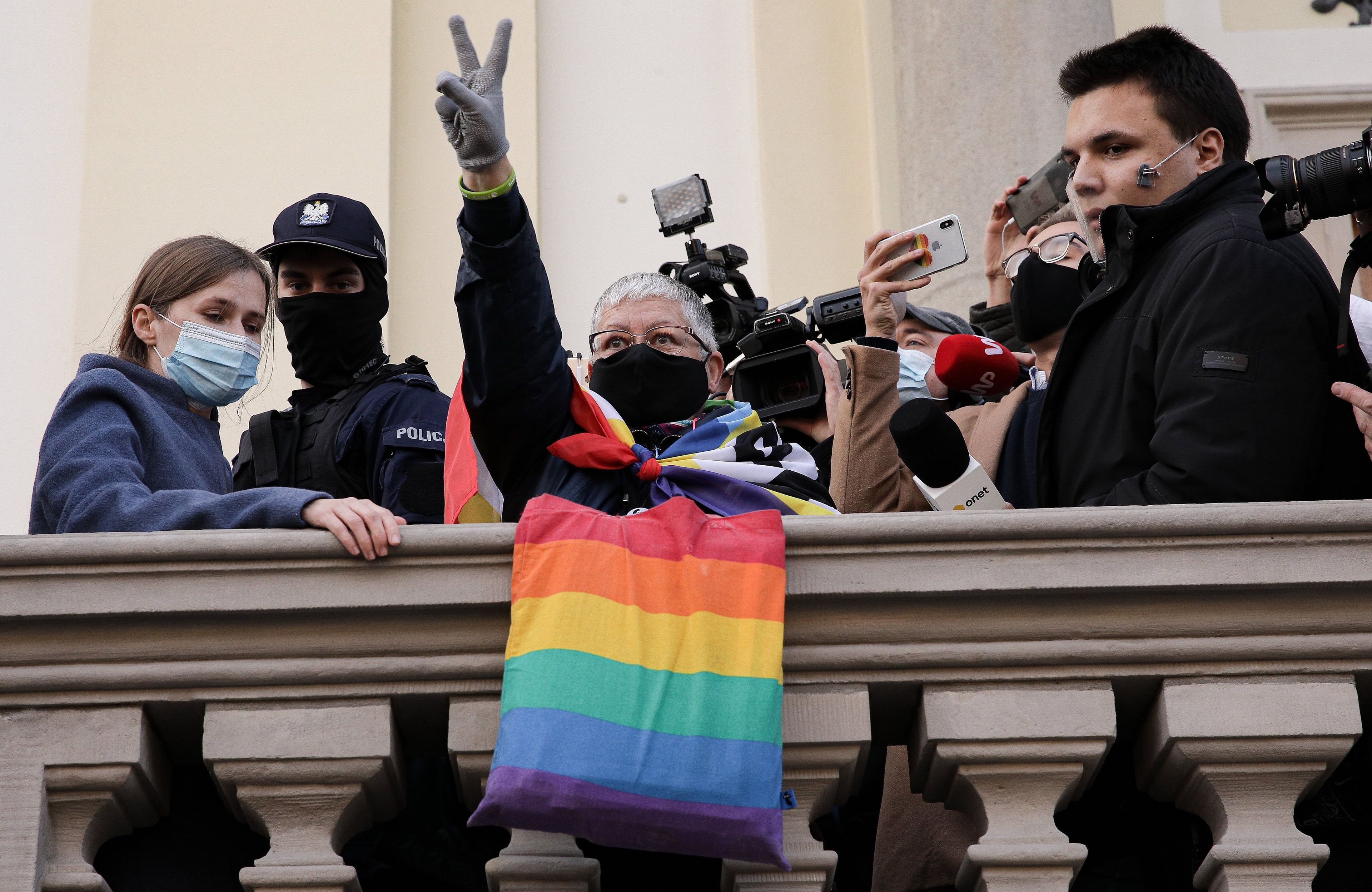 Protest Strajku Kobiet pod kościołem św. Krzyża w Warszawie, na pierwszym planie Babcia Kasia, 25.10.2020 r.