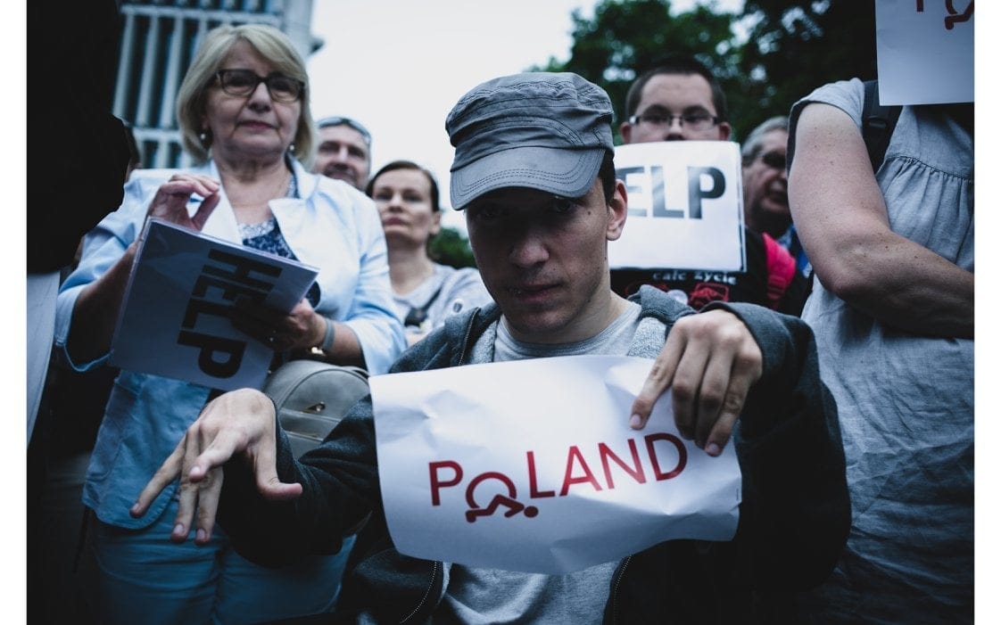 Grafika do artykułu Rząd nie szczepi szybciej osób z niepełnosprawnościami, choć są bardziej narażone. "Takie jest życie"