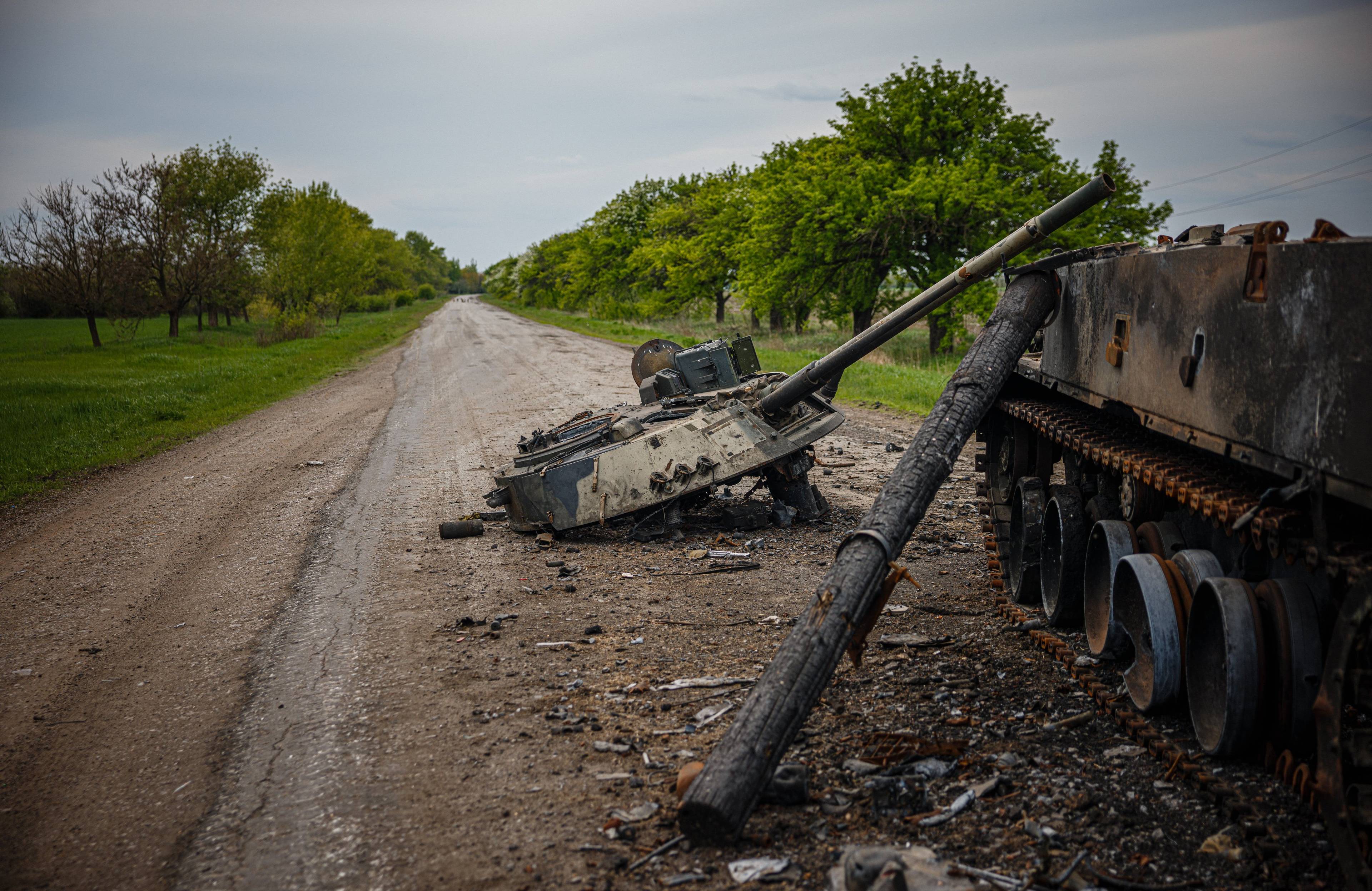 Wojna w Ukrainie. Zniszczony rosyjski BMP-3 w okolicy miejscowości Porowsk w obwodzie donieckim. 4 maja 2022. Fot. Dimitar DILKOFF / AFP