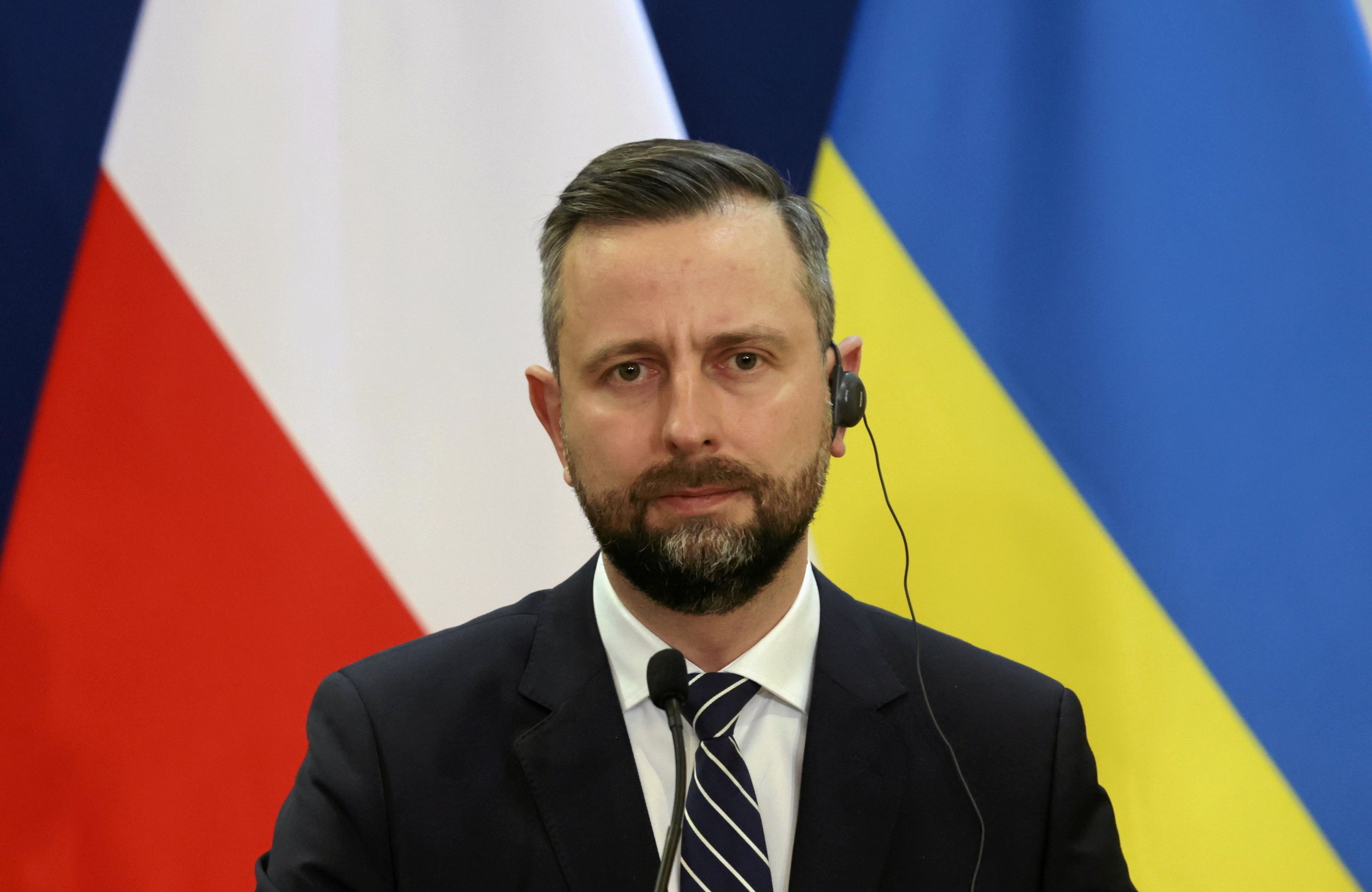kosiniak-kamysz na tle polskiej i ukraińskiej flagi