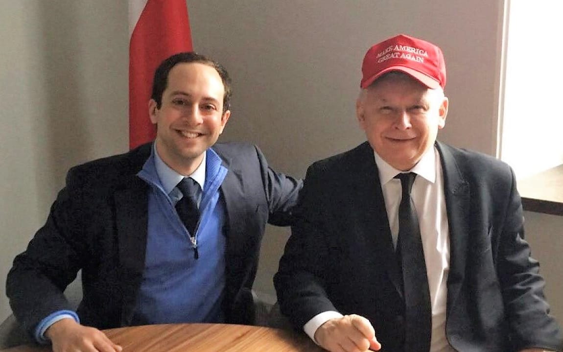 Grafika do artykułu #MEGAgate cz. 2. Jack Posobiec i Matthew Tyrmand – łącznicy antymuzułmańskiej międzynarodówki z Polską
