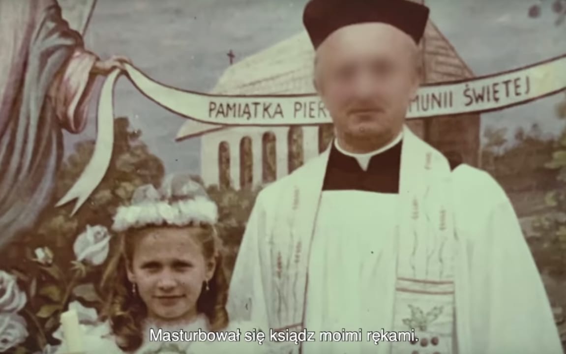 Grafika do artykułu Dobra wiadomość z sądu: wyświetlanie filmu Sekielskich na fasadzie Katedry Polowej to nie wykroczenie