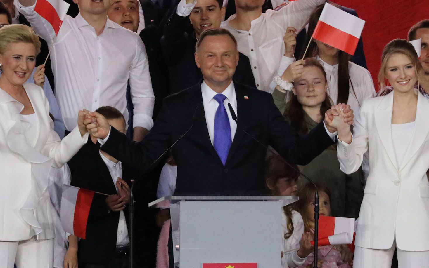 12.07.2020 Pultusk . Zamek . Amfiteatr . Wybory prezydenckie 2020 , druga tura . Poland`s presidential election , second round . Agata Kornhauser - Duda (L), prezydent Andrzej Duda (C), Kinga Duda (P) podczas wieczoru wyborczego prezydenta Andrzeja Dudy .
Fot. Slawomir Kaminski / Agencja Gazeta