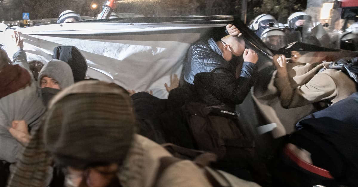 Proces za demonstrację pod domem Kaczyńskiego. Policja atakowała ludzi i ich oskarża o napaść