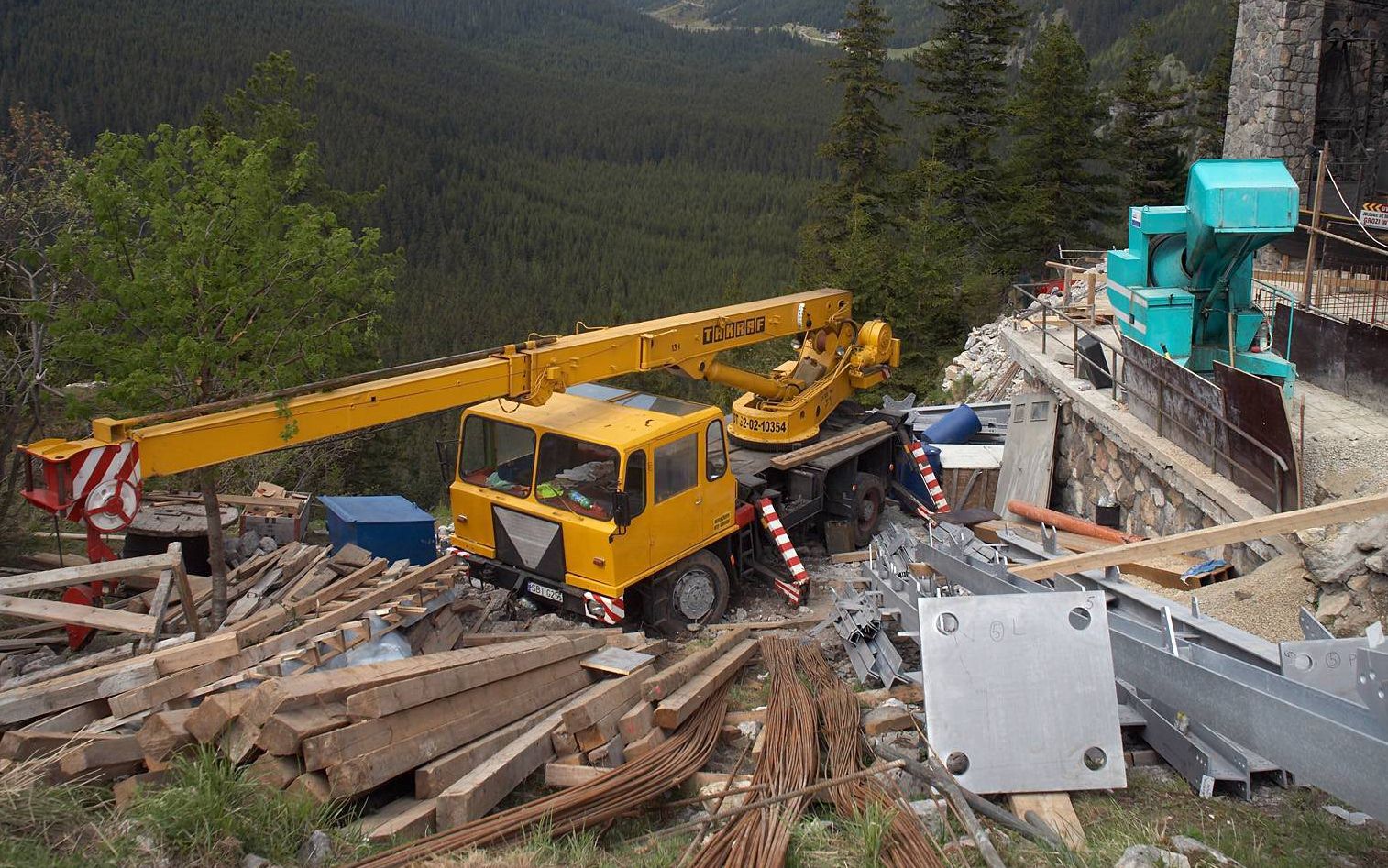 20.05.2007 TATRY, MYSLENICKIE TURNIE W DRODZE NA KASPROWY WIERCH , PRACE NAD MODERNIZACJA KOLEJKI LINOWEJ , WOJEWODZKI SAD ADMINISTRACYJNY UZNAL SKARGE EKOLOGOW DOTYCZACA WSTRZYMANIA PRAC NAD BUDOWA NOWEJ KOLEJKI ,  FOT. TOMASZ WIECH / AGENCJA GAZETA