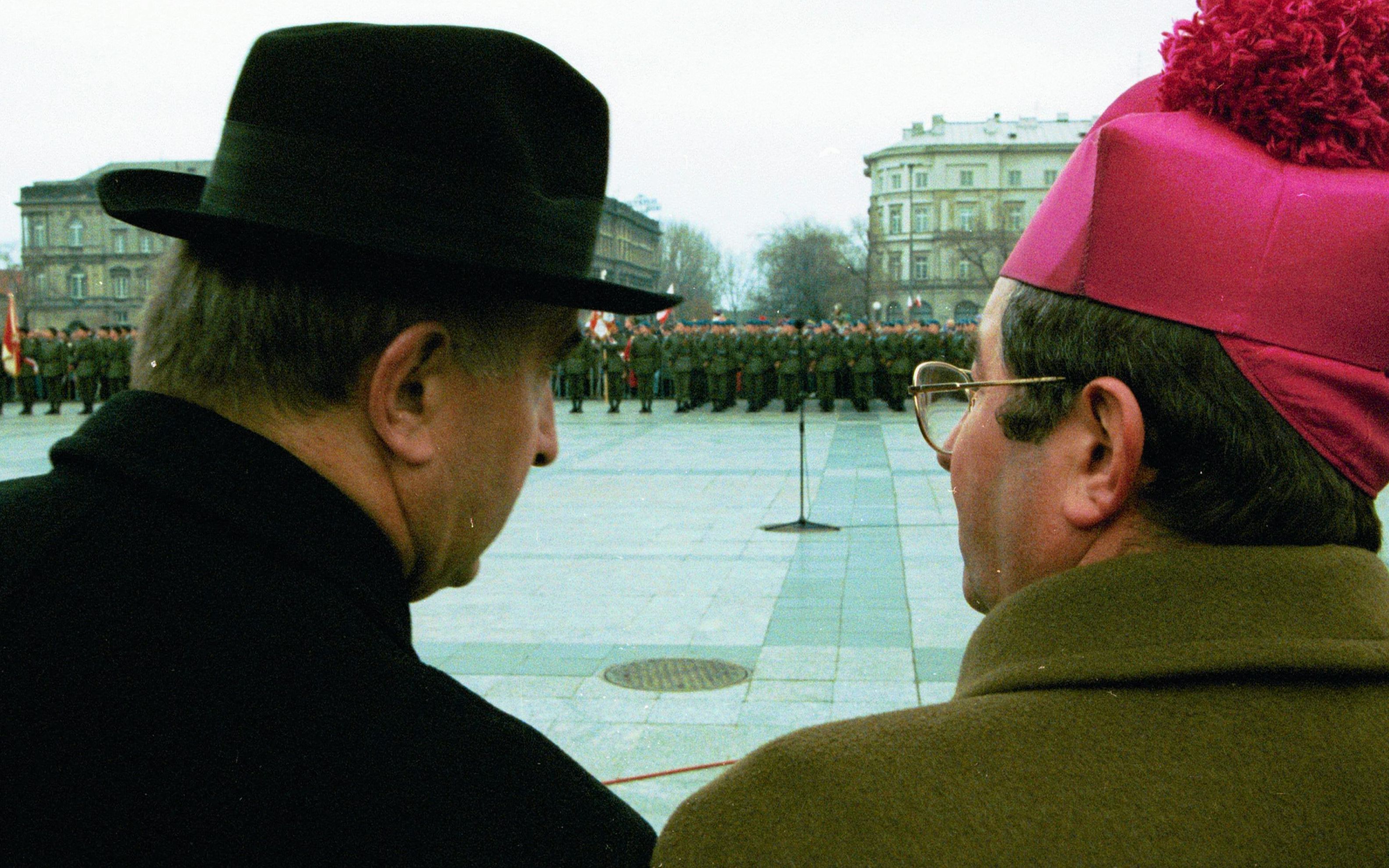 11.11.1994 WARSZAWA , KSIADZ FRANCISZEK CYBULA I BISKUP SLAWOJ LESZEK GLODZ PODCZAS UROCZYSTOSCI Z OKAZJI SWIETA 11 LISTOPADA - 76 ROCZNICY ODZYSKANIA NIEPODLEGLOSCI POD GROBEM NIEZNANEGO ZOLNIERZA . 
FOT. SLAWOMIR KAMINSKI / AGENCJA GAZETA
SK DVD 030 A