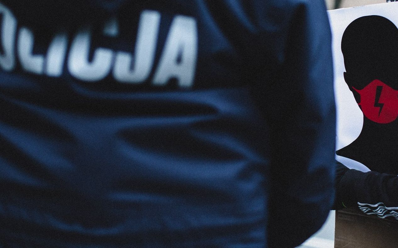 Grafika do artykułu Kupiłaś tabletkę, a policja wzywa cię na przesłuchanie? [PRZEWODNIK ABORCYJNEGO DREAM TEAMU]