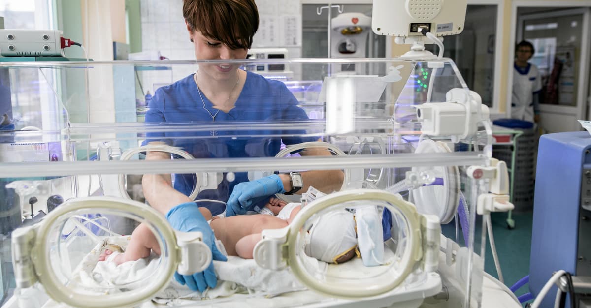 Mniej porodów i mniej oddziałów. Polska nie jest wyjątkiem w zamykaniu porodówek