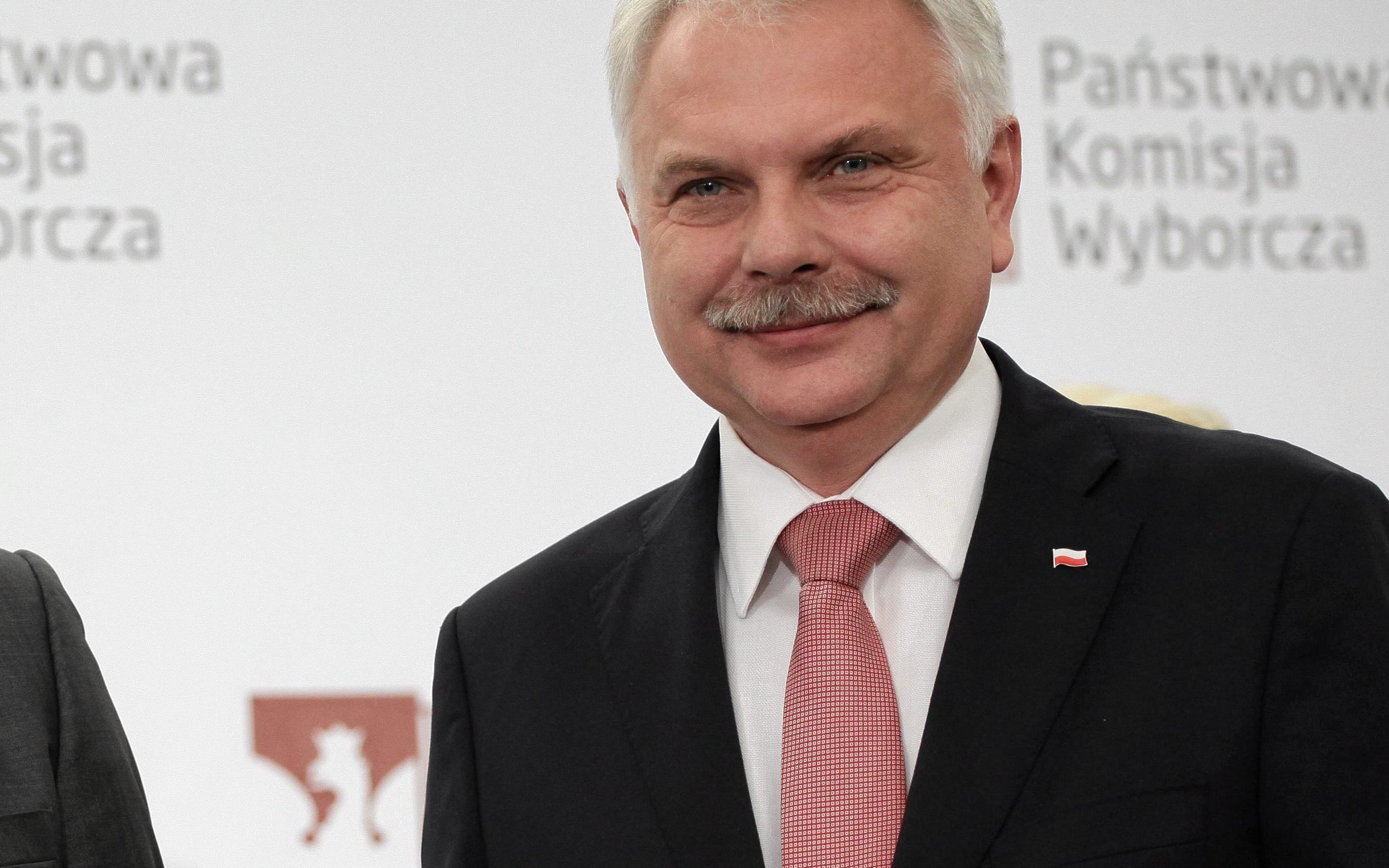 12.11.2015 Warszawa , Senat . Uroczystosc wreczenia senatorom IX kadencji zaswiadczen  o wyborze . Oswiadczenia wrecza wiceprzewodniczacy PKW Wieslaw Kozielewicz . Senator Waldemar Kraska (PiS) .
Fot . Slawomir Kaminski / Agencja Gazeta