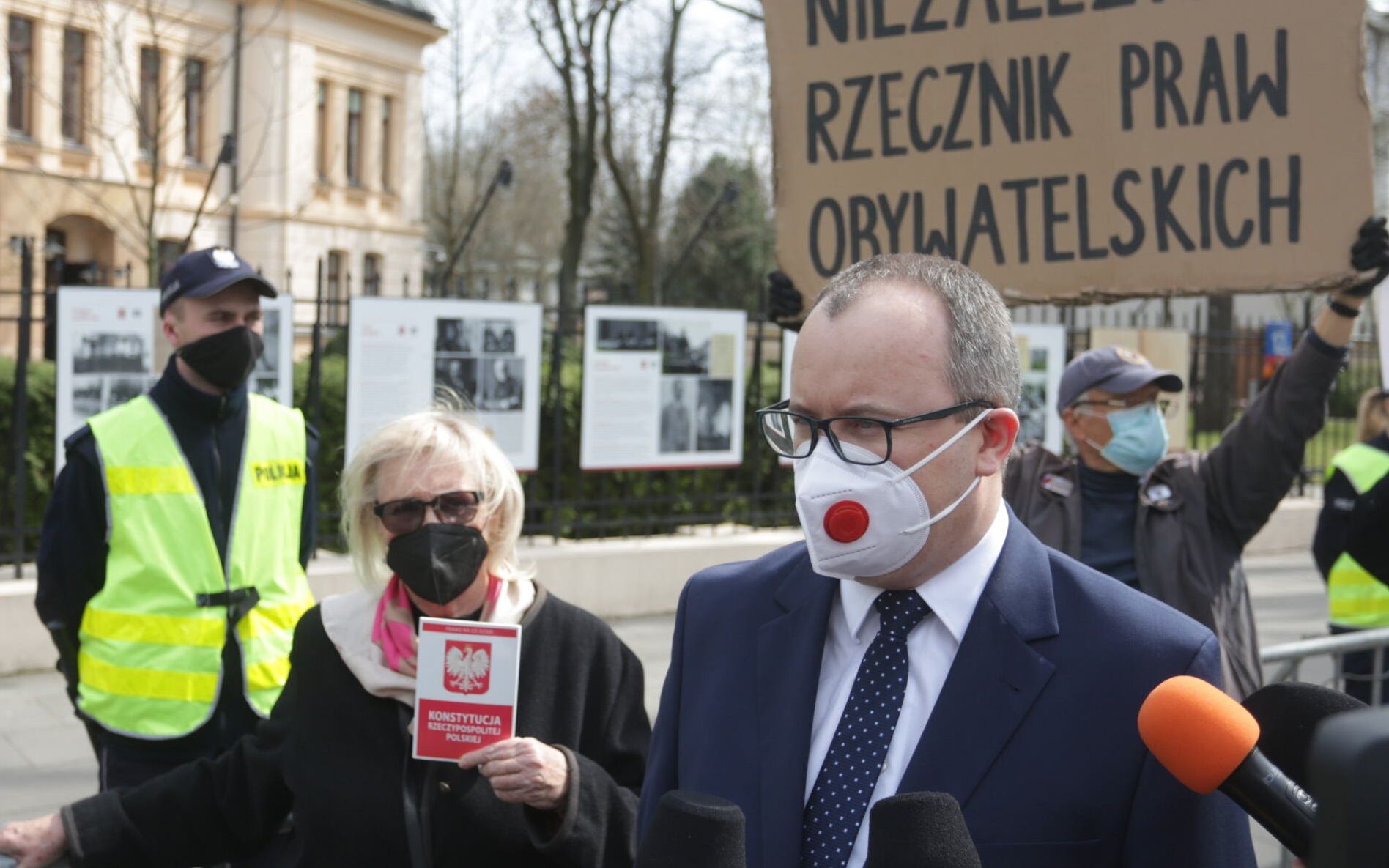 12.04.2021 Warszawa , Al. Szucha . Trybunal Konstytucyjny . Rzecznik Praw Obywatelskich Adam Bodnar w drodze na rozprawe TK w swojej sprawie .
Toczaca sie przed TK sprawe zainicjowal wniosek poslów PiS. "Wnosimy o stwierdzenie, ze art. 3 ust. 6 ustawy o RPO jest sprzeczny z konstytucja" - napisali.
Przepis ten nakazuje, aby RPO pelnil swoje obowiazki do czasu wyboru nastepcy. Wedlug poslów narusza konstytucje, która okresla kadencje RPO na piec lat.
Fot. Adam Stepien / Agencja Gazeta