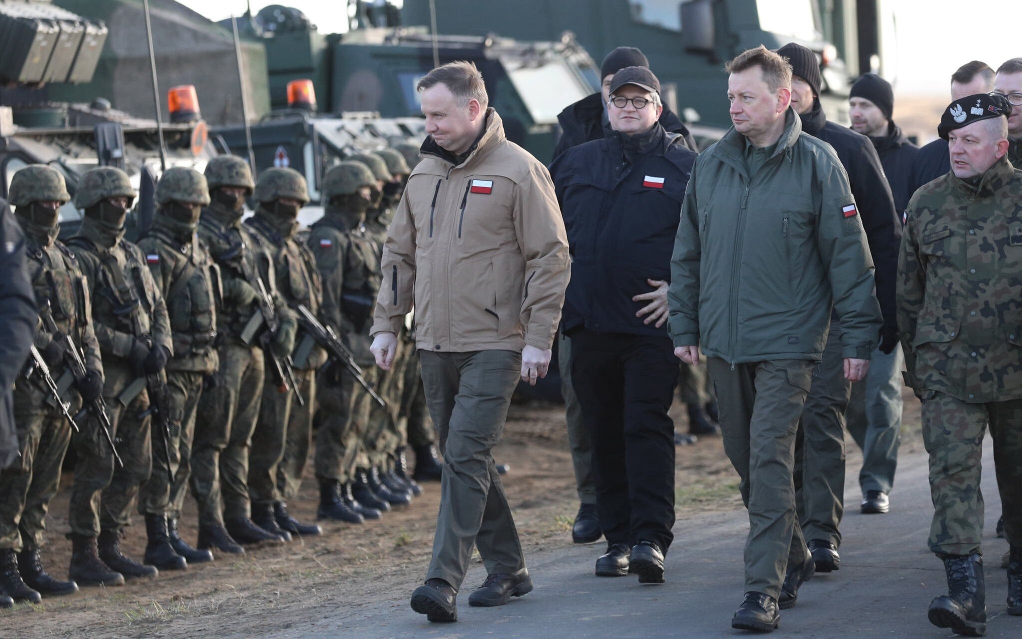 11.03.2020 Centrum Szkolenia Wojsk Ladowych Drawsko . Prezydent RP Andrzej Duda (4P), szef Biura Bezpiczenstwa Narodowego Pawel Soloch (3P), minister obrony narodowej Mariusz Blaszczak (2P) podczas spotkania z polskimi i amerykanskimi zolnierzami uczestniczacymi w cwiczeniu Defender - Europe 20 .
Fot. Cezary Aszkielowicz / Agencja Gazeta